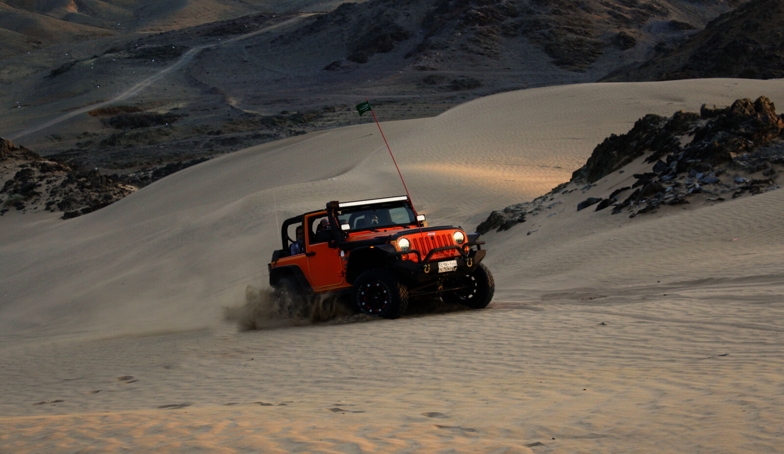 Canon EOS 1200D (EOS Rebel T5 / EOS Kiss X70 / EOS Hi) sample photo. Red, jeep, wrangler, on photography