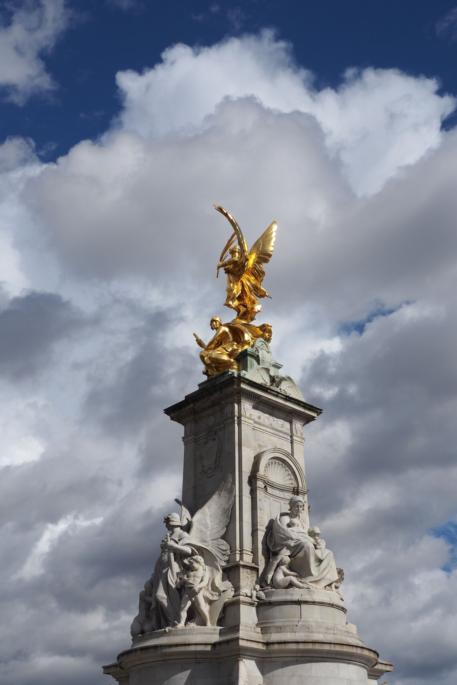 Olympus OM-D E-M10 II sample photo. Queen victoria monument, monument photography