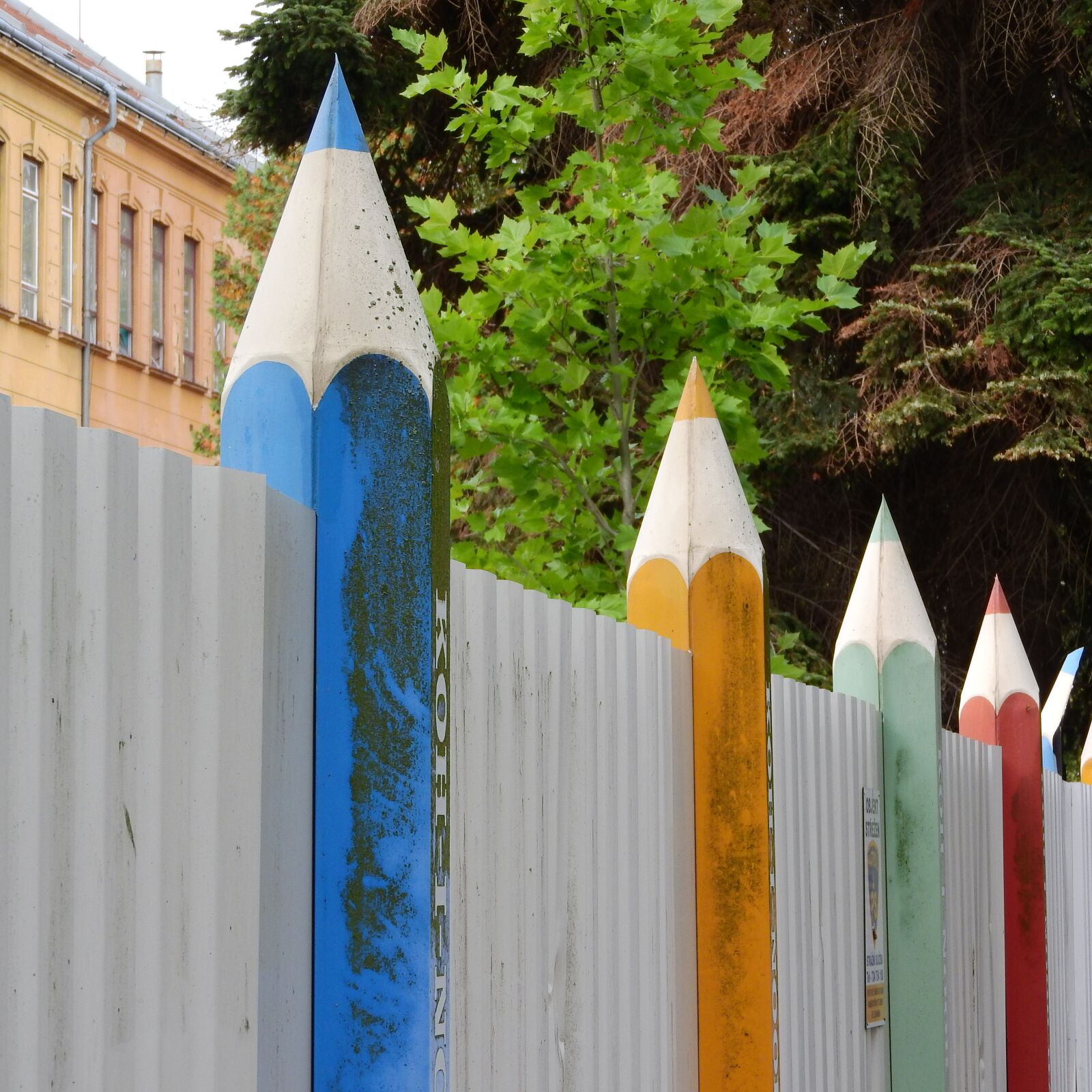Nikon Coolpix P610 sample photo. Fence, crayons, koh-i-noor photography