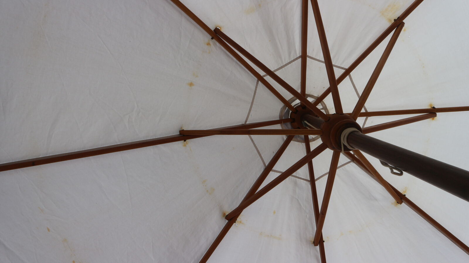 Canon EOS M10 sample photo. Beach, umbrellas, large, umbrella photography