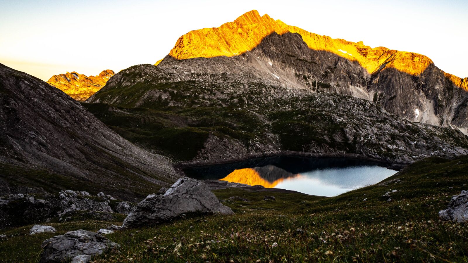 Olympus OM-D E-M10 III sample photo. Sunrise, mountains, landscape photography