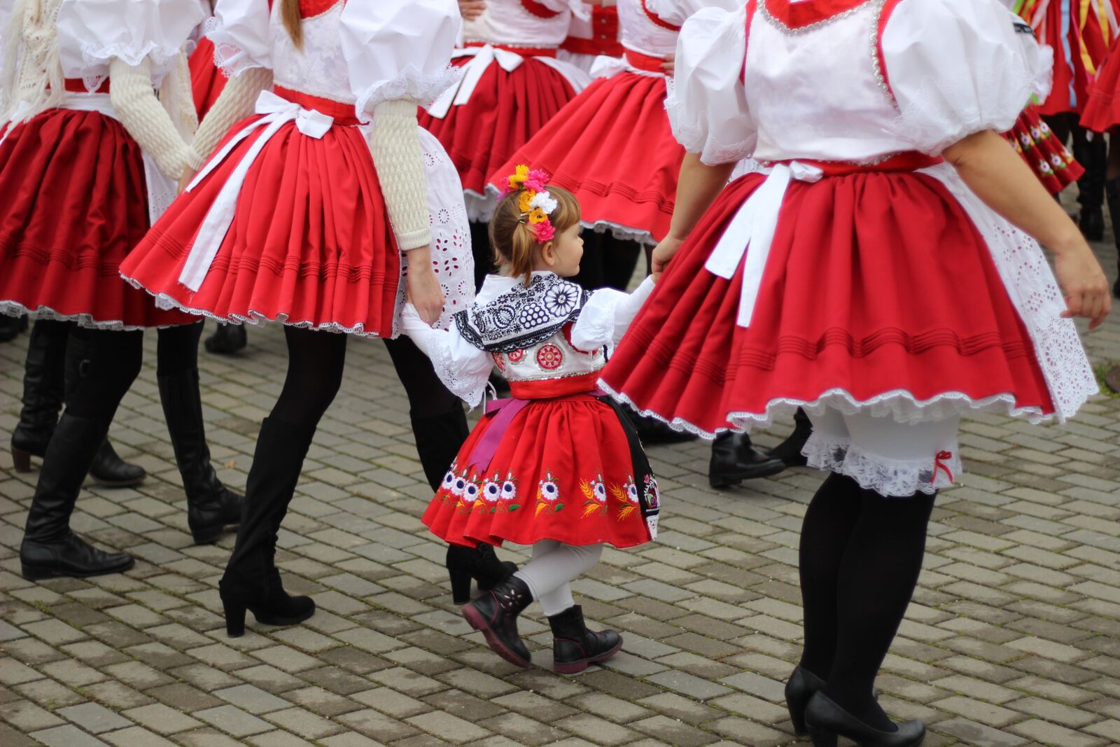 Canon EOS 600D (Rebel EOS T3i / EOS Kiss X5) + Canon EF 50mm F1.8 II sample photo. Feast, costumes, the tradition photography