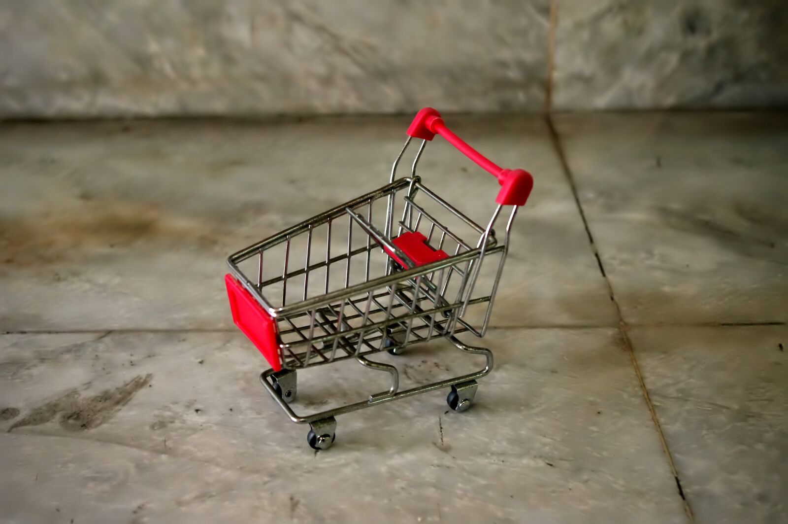 Pentax K-r sample photo. Shopping cart, rusted, small photography