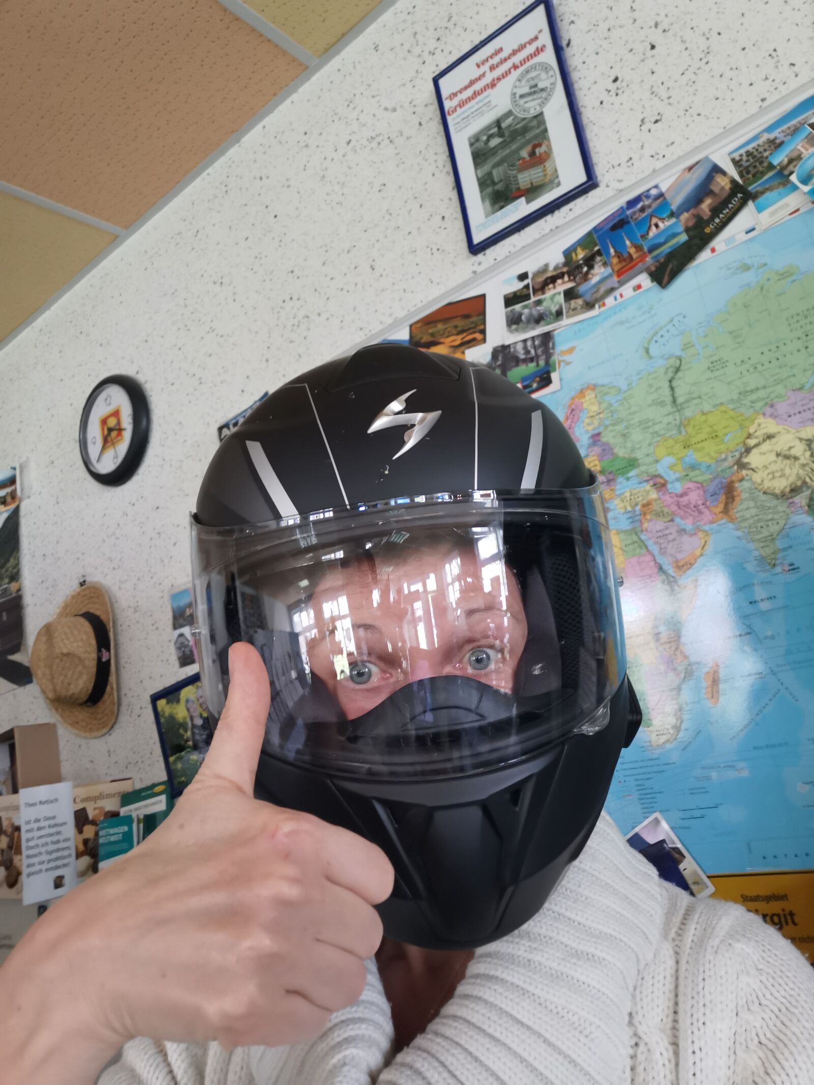 HUAWEI P30 Pro sample photo. Motorradhelm, daumen, freude photography