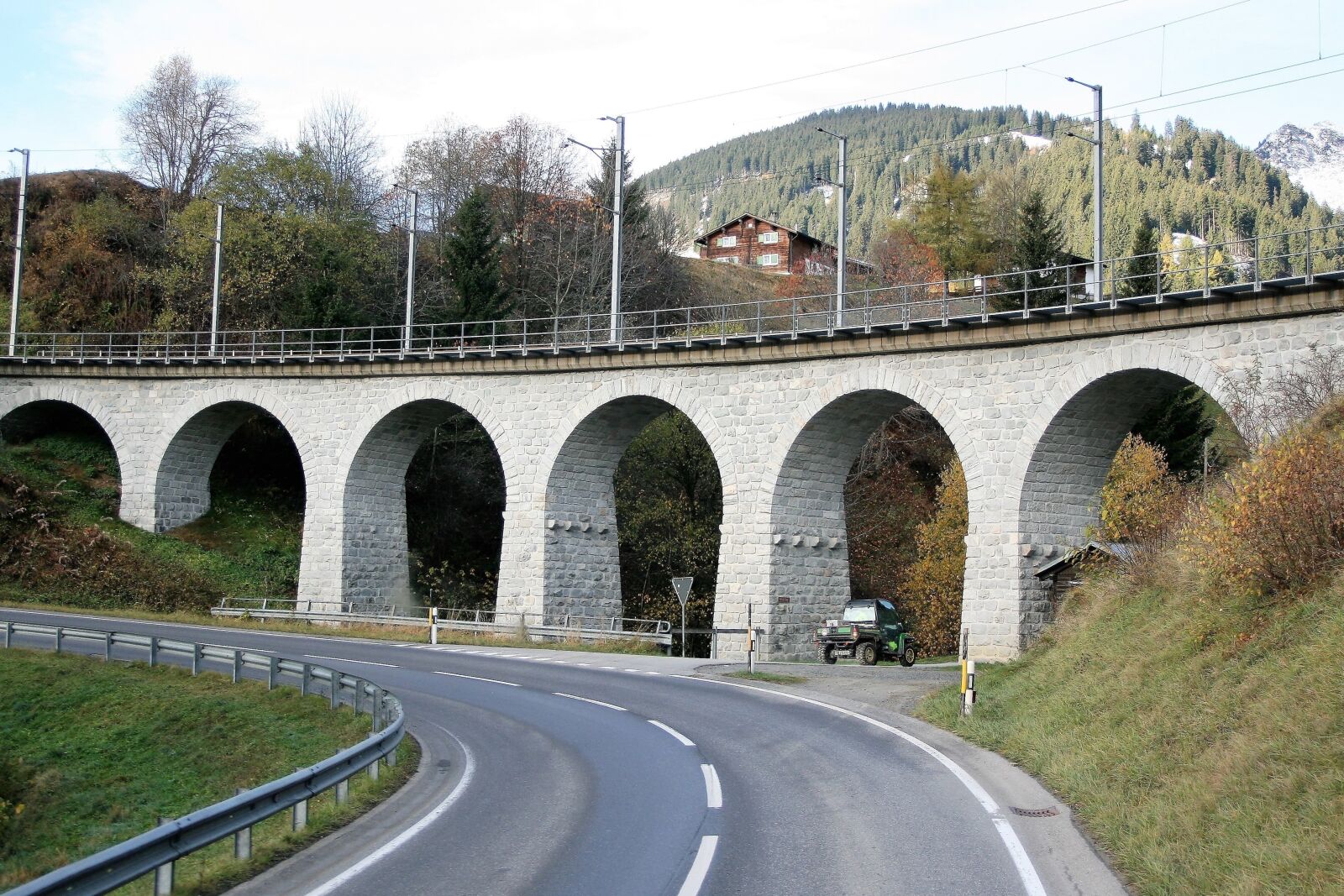 Canon EOS 400D (EOS Digital Rebel XTi / EOS Kiss Digital X) sample photo. Bridge, railway, fall mountains photography