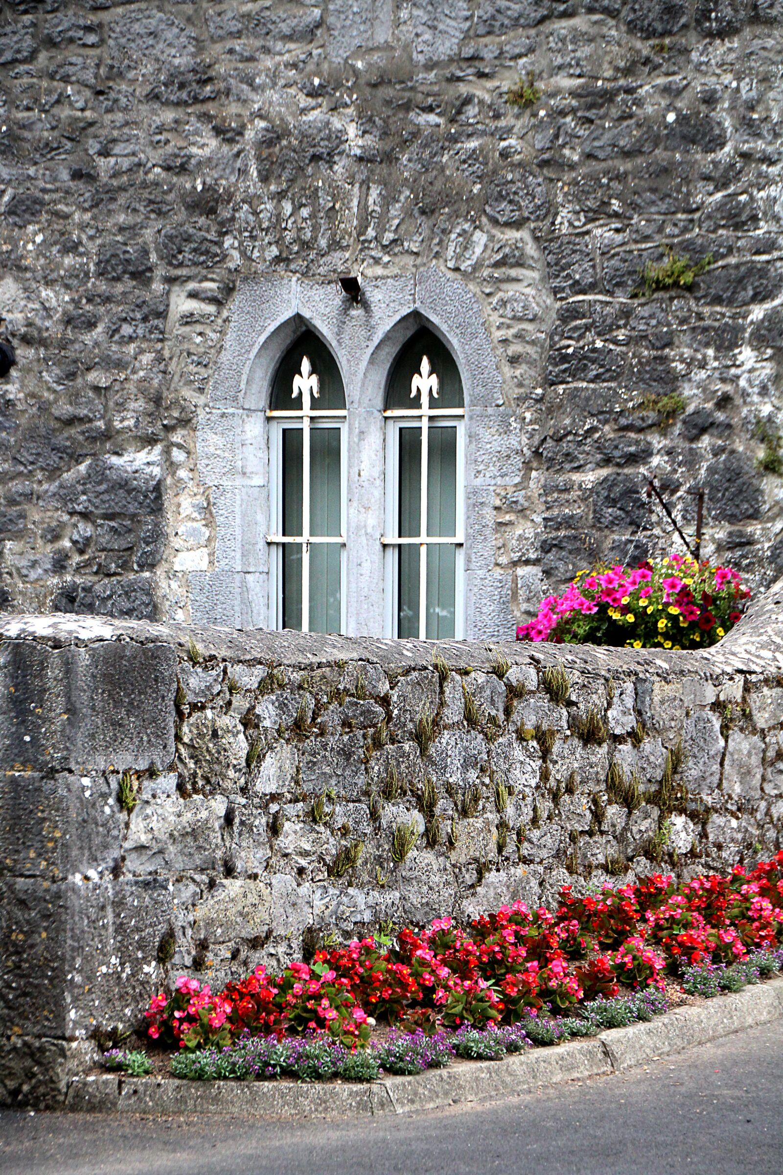 Canon EOS 1300D (EOS Rebel T6 / EOS Kiss X80) sample photo. Stone, wall, window photography