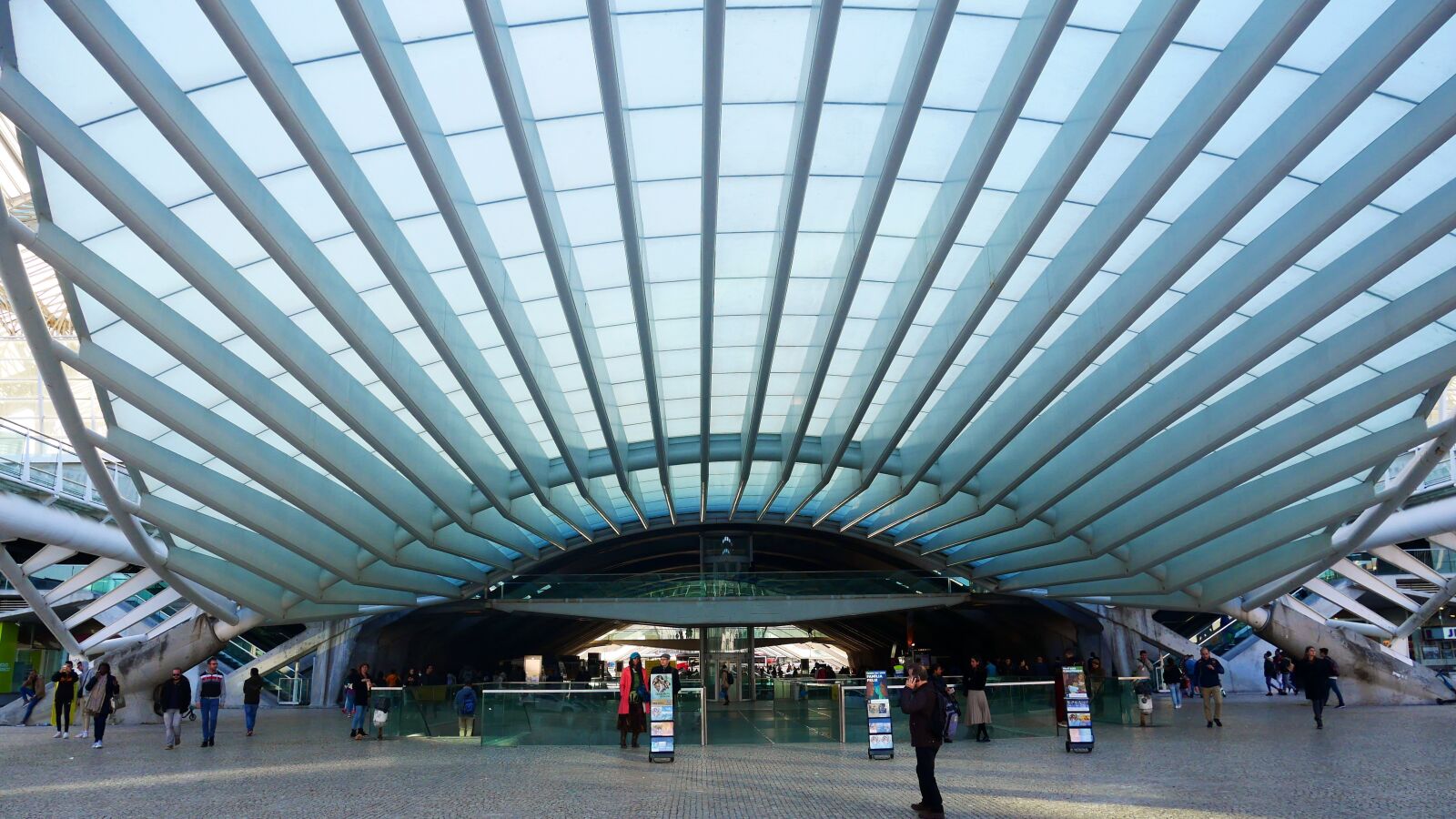Panasonic Lumix DMC-GX85 (Lumix DMC-GX80 / Lumix DMC-GX7 Mark II) sample photo. Portugal, oriente, railway station photography