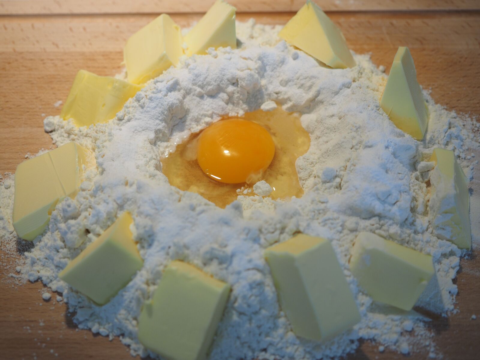 Olympus OM-D E-M1 + Olympus M.Zuiko Digital ED 12-40mm F2.8 Pro sample photo. Bake, egg, flour photography