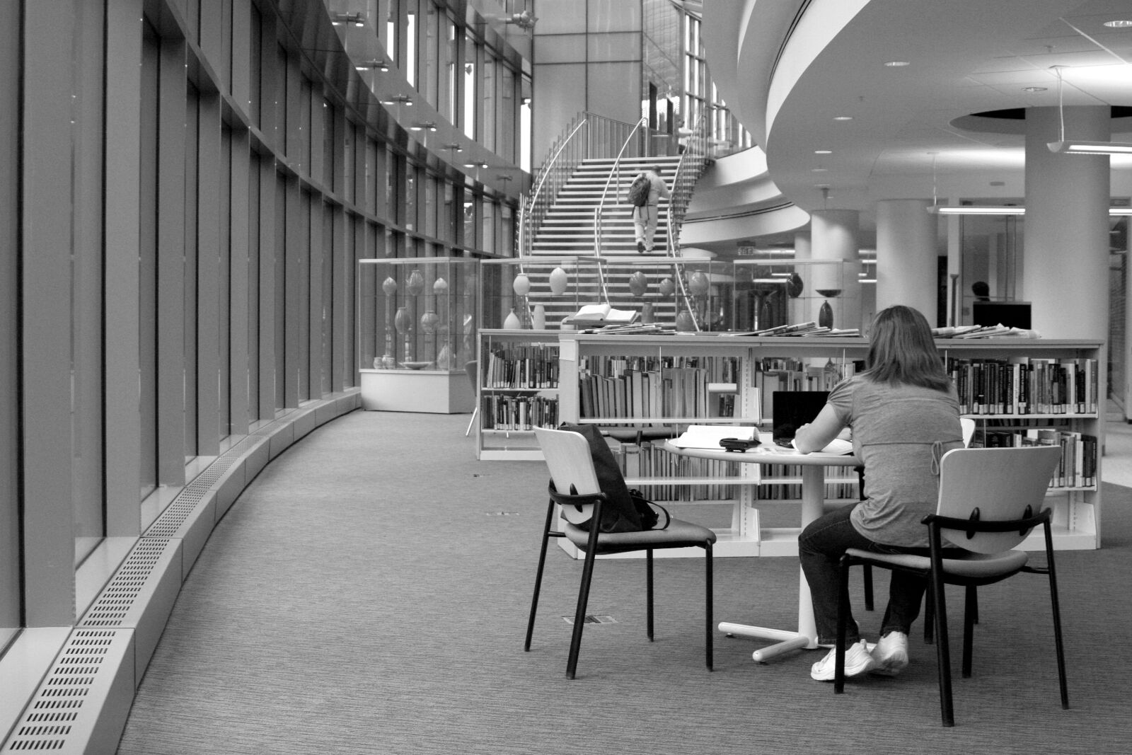 Canon EOS 350D (EOS Digital Rebel XT / EOS Kiss Digital N) sample photo. Woman, sitting, modern, building photography