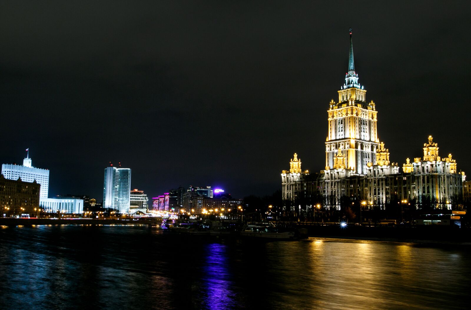 Canon EOS 7D Mark II + Canon EF 17-40mm F4L USM sample photo. Moscow, city, night photography