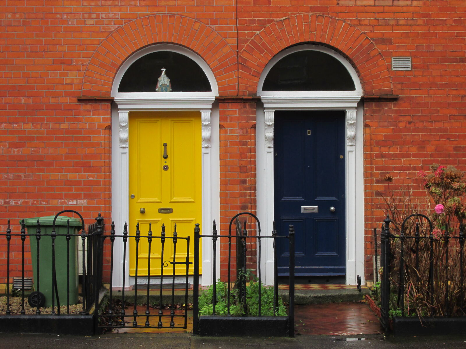Canon PowerShot SX170 IS sample photo. Blue, door, yellow photography