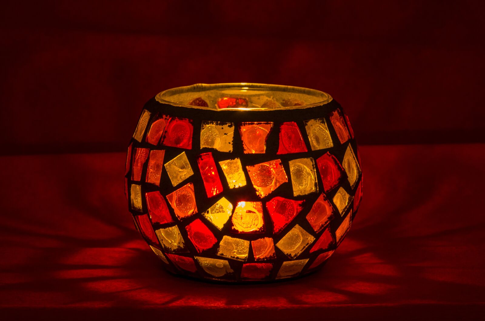 Canon EOS 550D (EOS Rebel T2i / EOS Kiss X4) sample photo. Candlelight, red, light photography