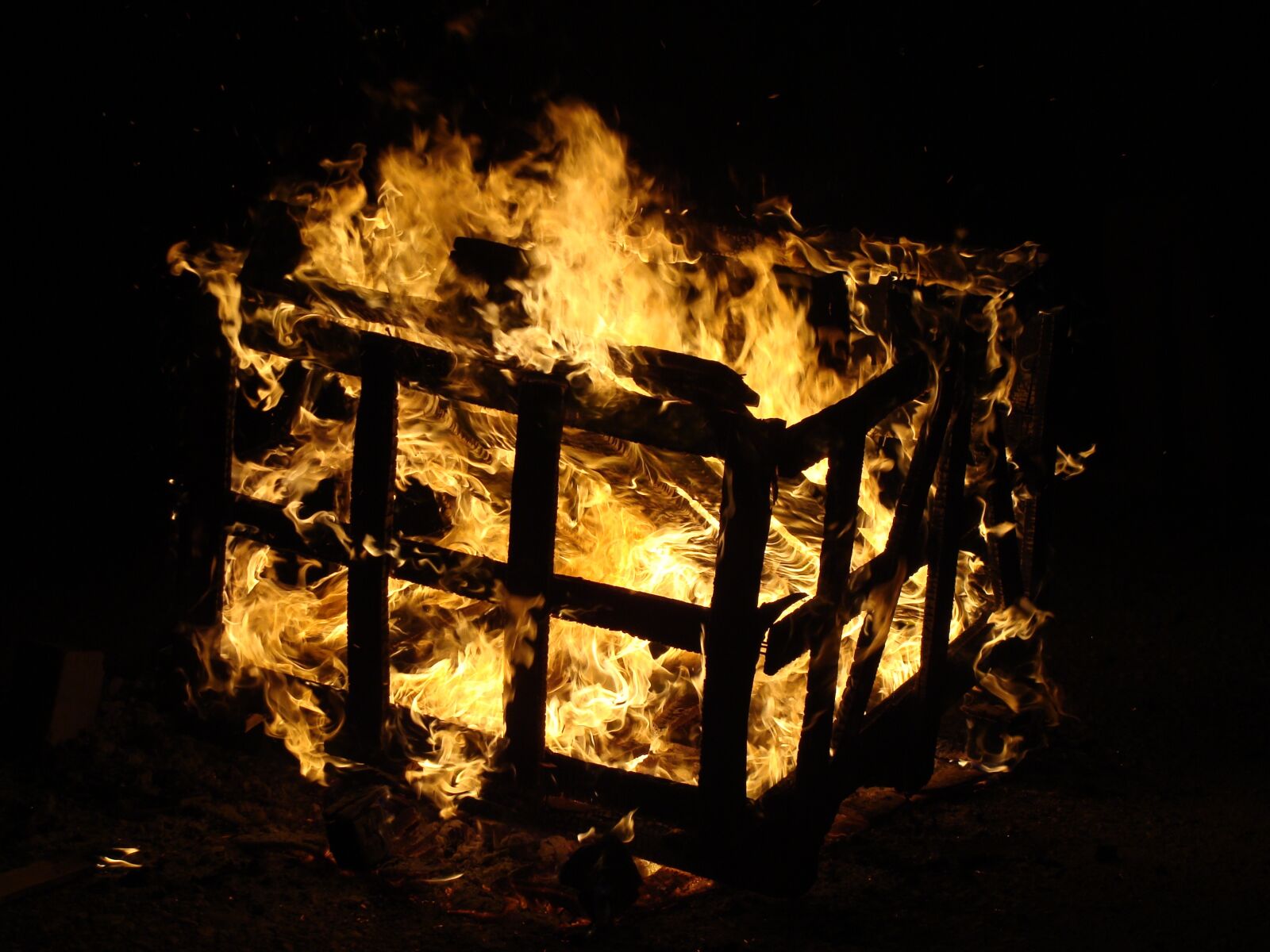 Sony DSC-H3 sample photo. Box, wood, fire photography