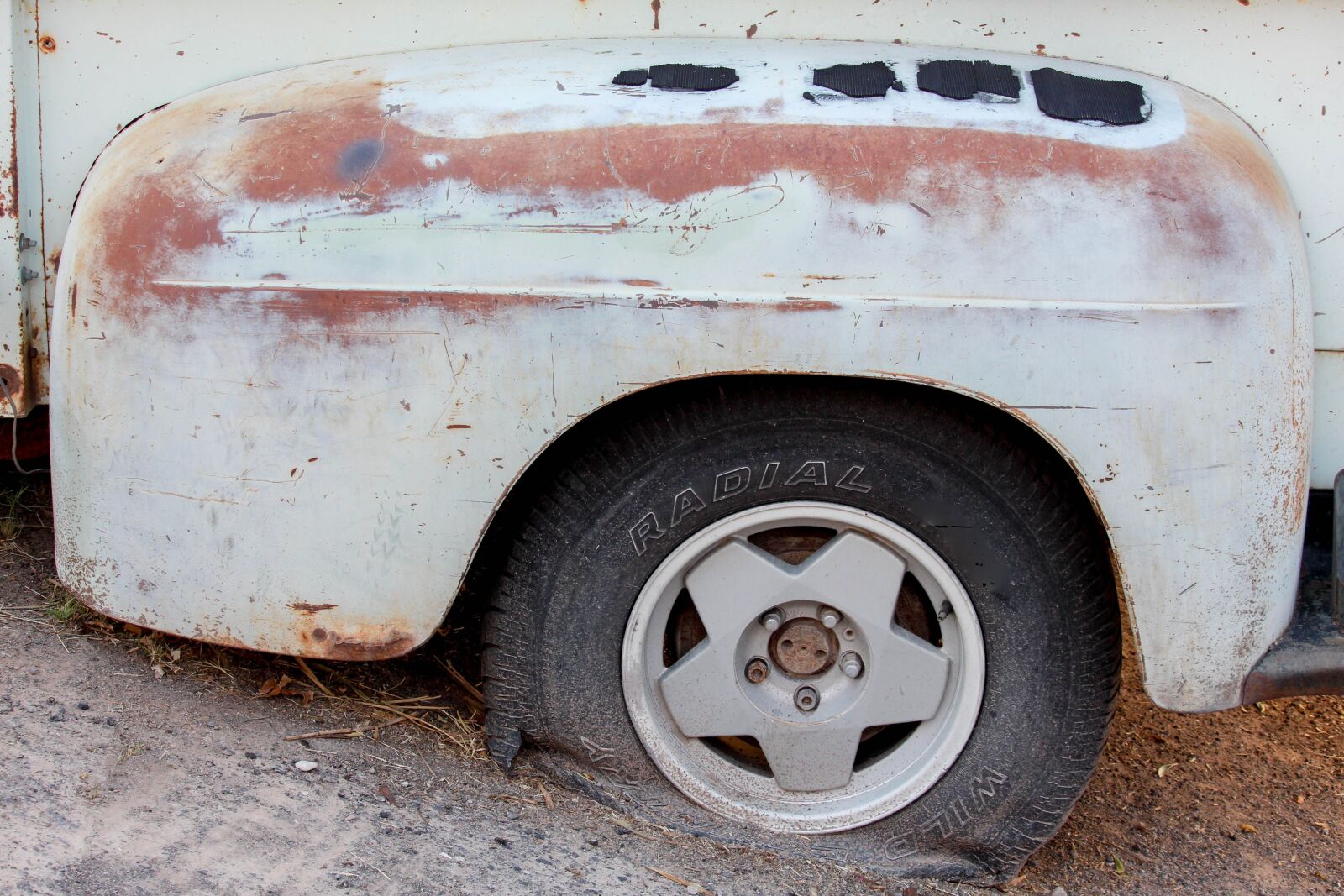 Canon EOS 700D (EOS Rebel T5i / EOS Kiss X7i) sample photo. Car, vehicle, dirty photography