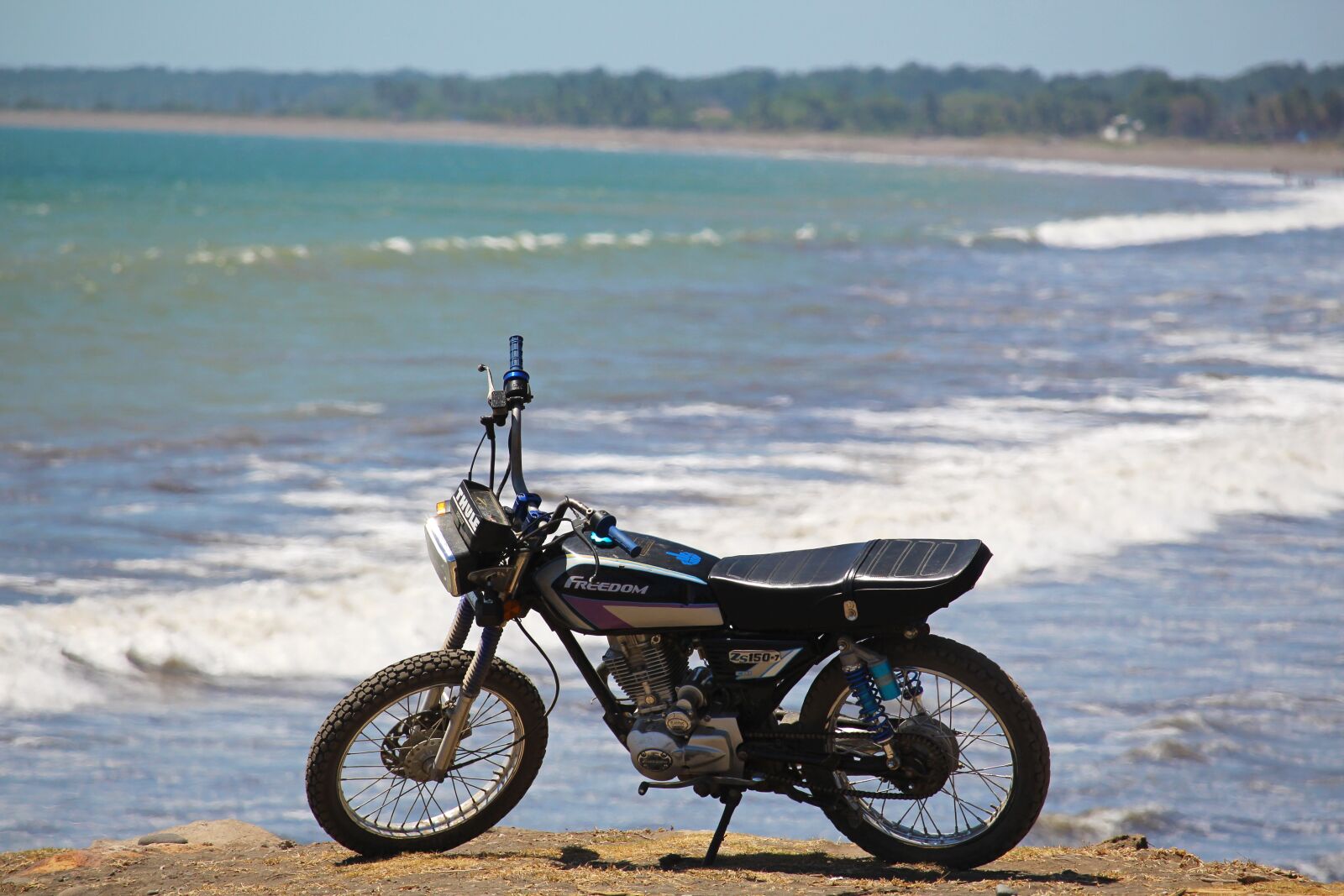 Canon EOS 700D (EOS Rebel T5i / EOS Kiss X7i) + Canon EF-S 55-250mm F4-5.6 IS STM sample photo. Costa rica, bike, motorbike photography