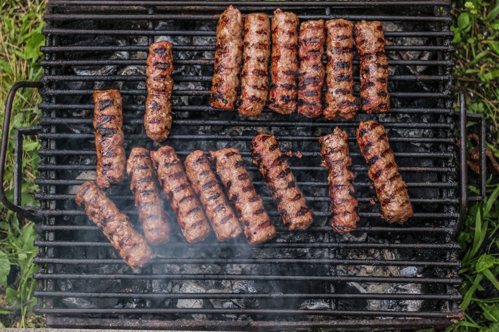 Canon EOS 600D (Rebel EOS T3i / EOS Kiss X5) + Canon EF 50mm F1.8 STM sample photo. Grill, barbecue, grilled photography