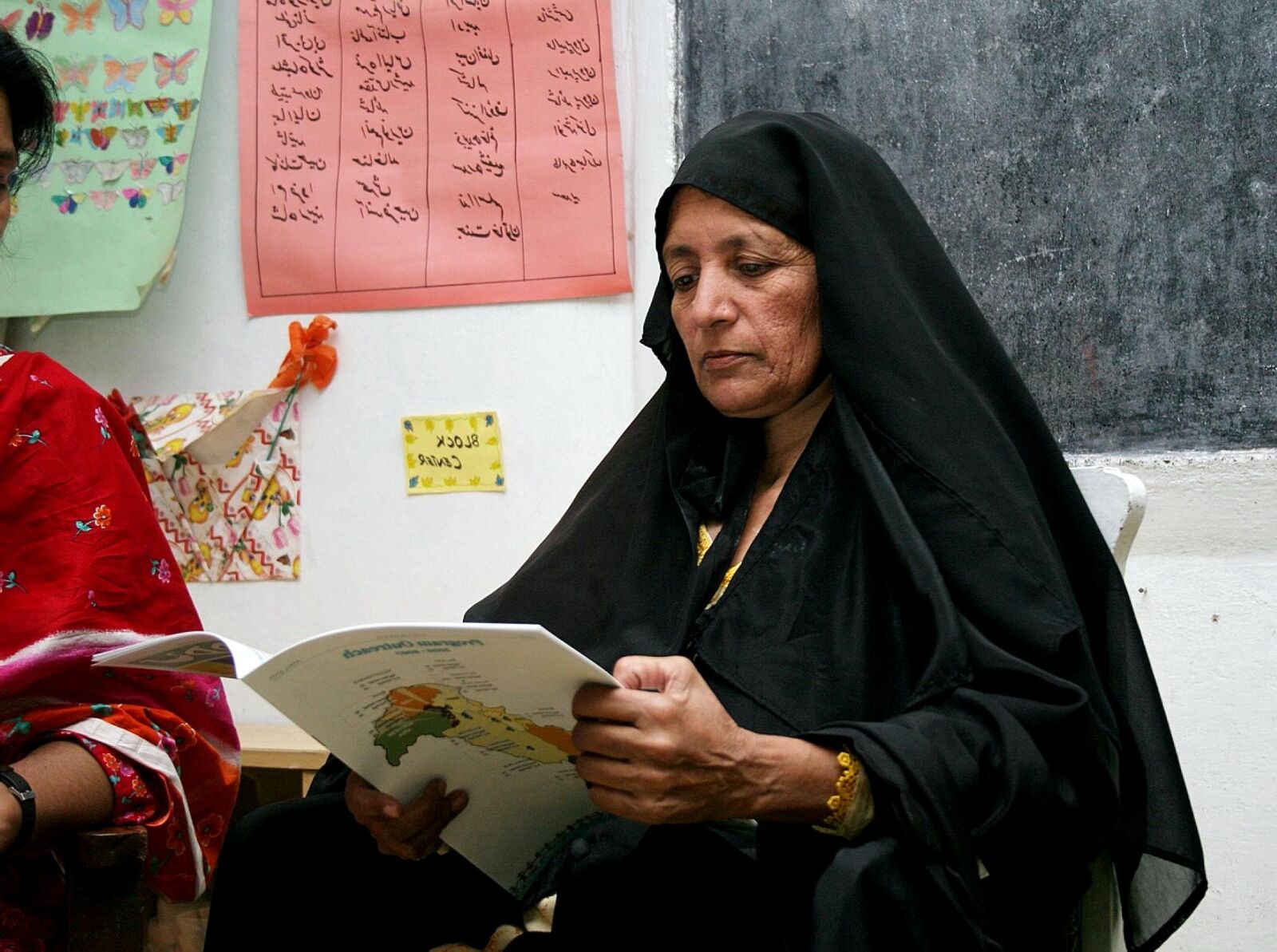Canon EOS 20D sample photo. Pakistan, families, learn, read photography
