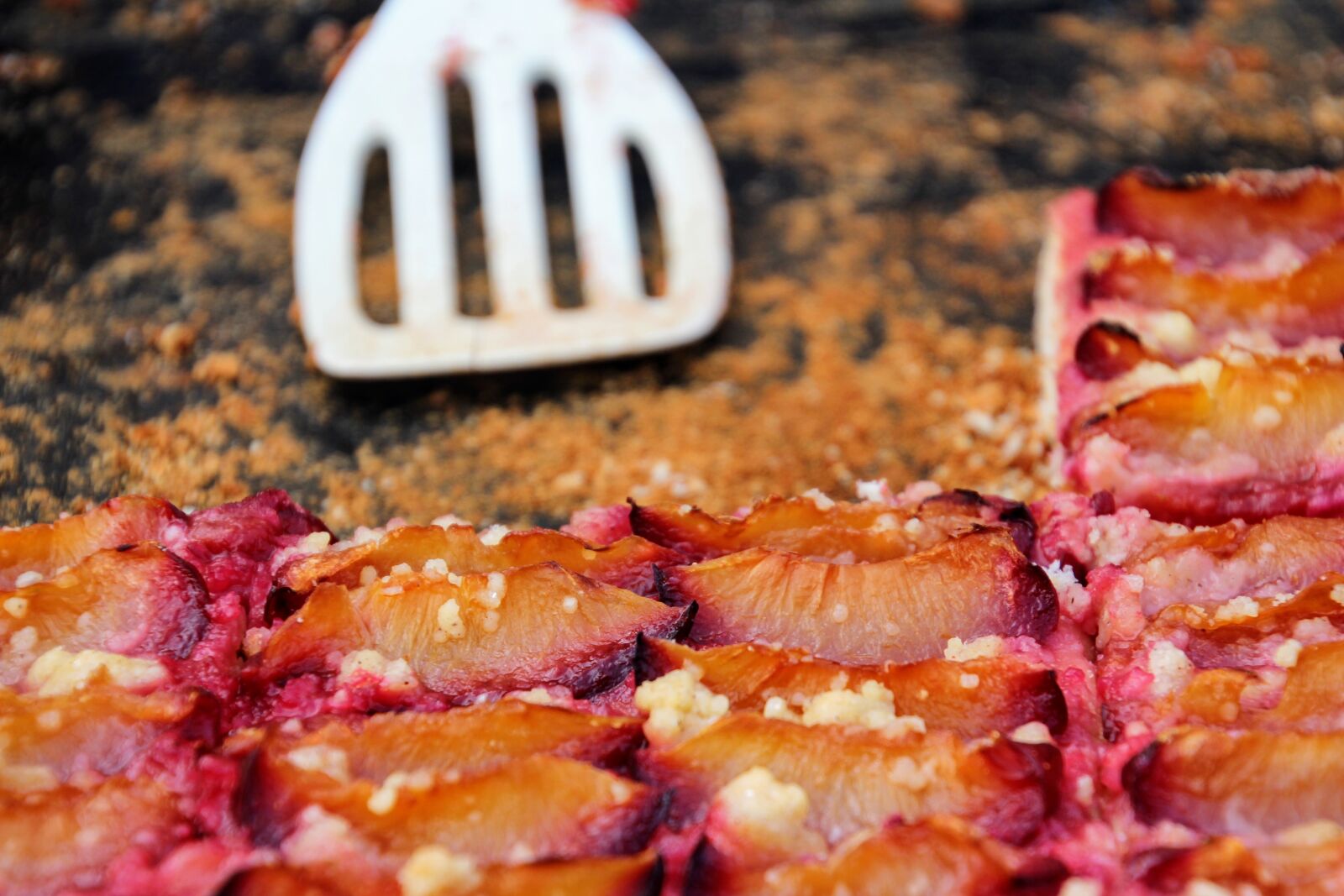 Canon EOS 60D sample photo. Plum cake, plums, sheet photography