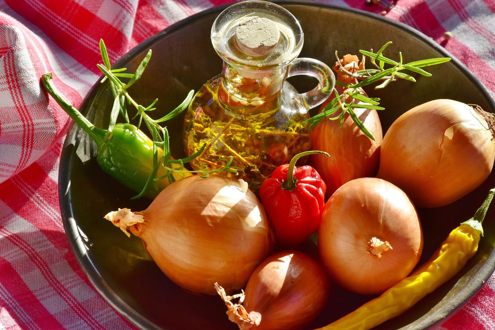 Nikon D7200 sample photo. Onion, pepperoni, oil photography