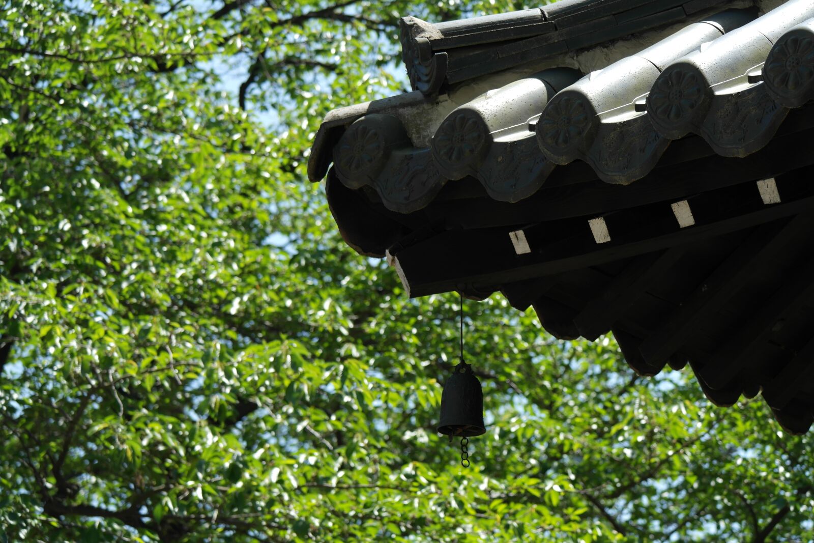 Samsung NX20 sample photo. Tiled roof, wind-bell, eaves photography