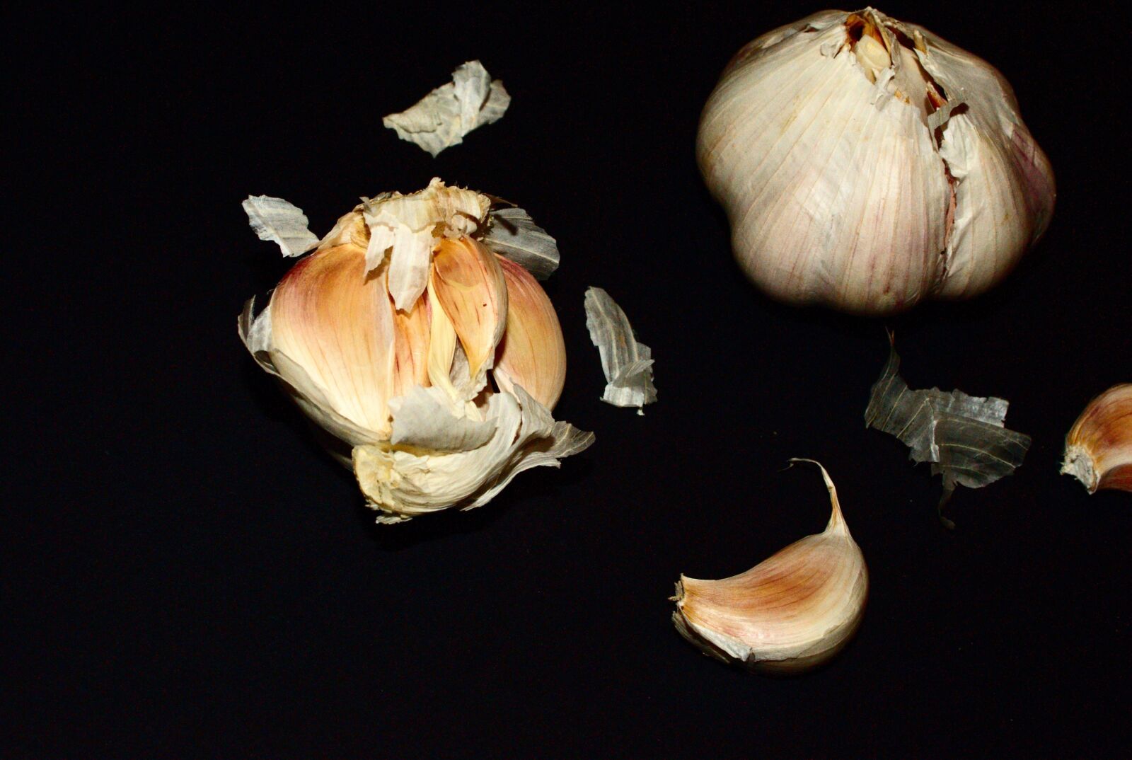 Sony Alpha DSLR-A700 sample photo. Garlic, black, food photography