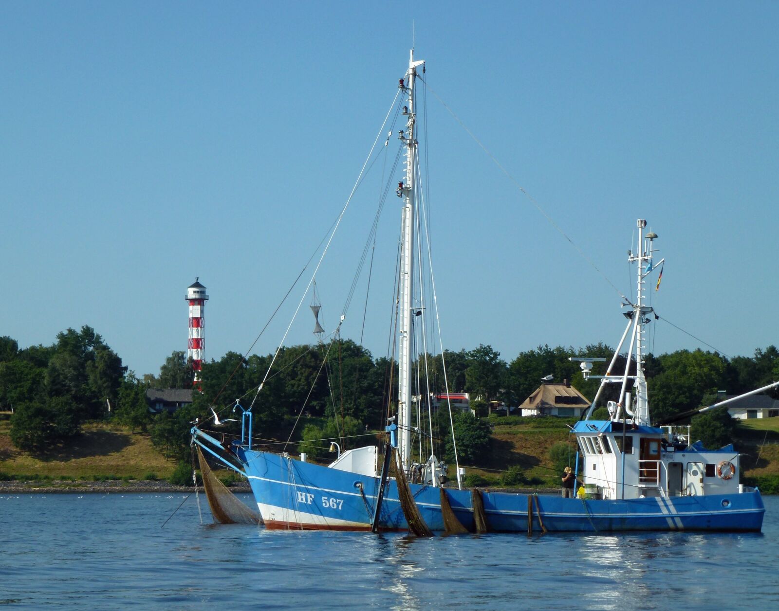 Leica V-Lux 30 / Panasonic Lumix DMC-TZ22 sample photo. Elbe, fishing, cutter photography