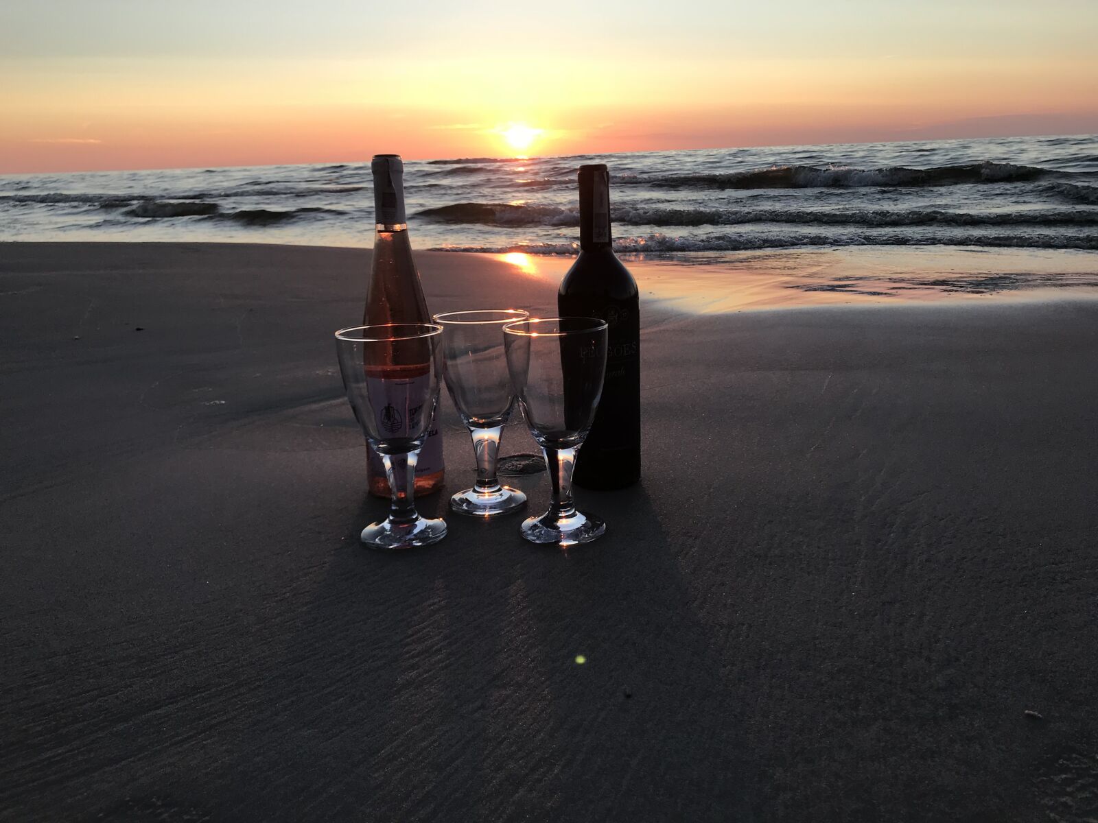 iPhone 7 back camera 3.99mm f/1.8 sample photo. Wine, sea, beach photography