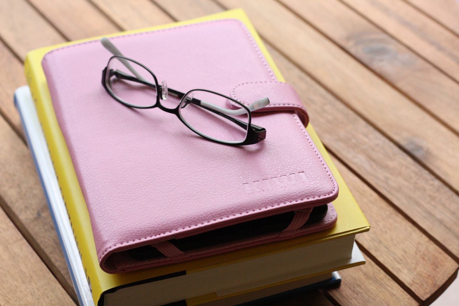 Canon EOS 450D (EOS Rebel XSi / EOS Kiss X2) sample photo. Glasses, tablet, book photography