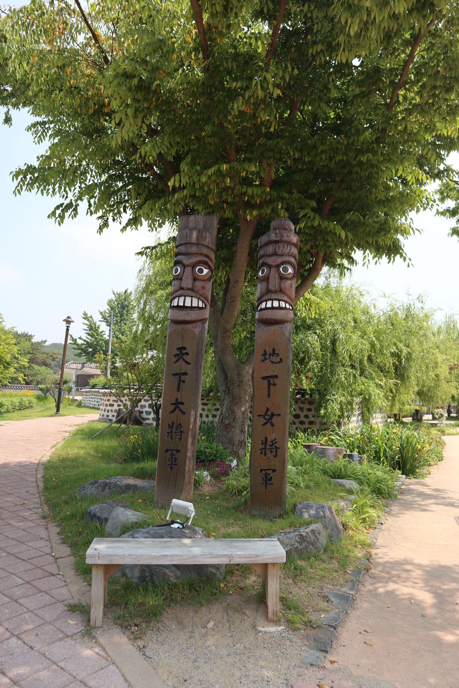 Canon EOS M100 + Canon EF-M 15-45mm F3.5-6.3 IS STM sample photo. Jung, wood, sculpture photography