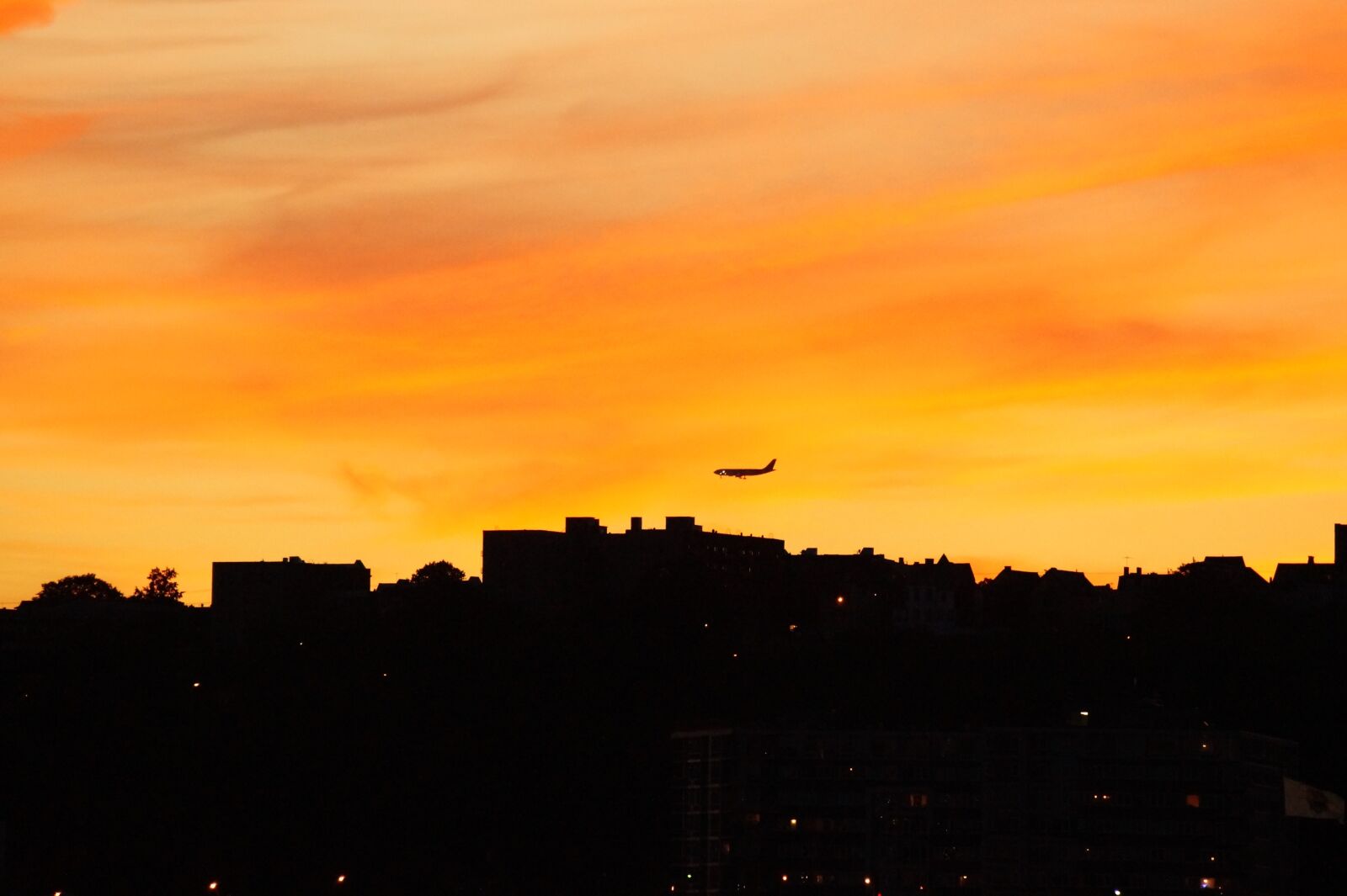 Sony SLT-A58 + Sony DT 55-200mm F4-5.6 SAM sample photo. Nyc, evening, plane photography