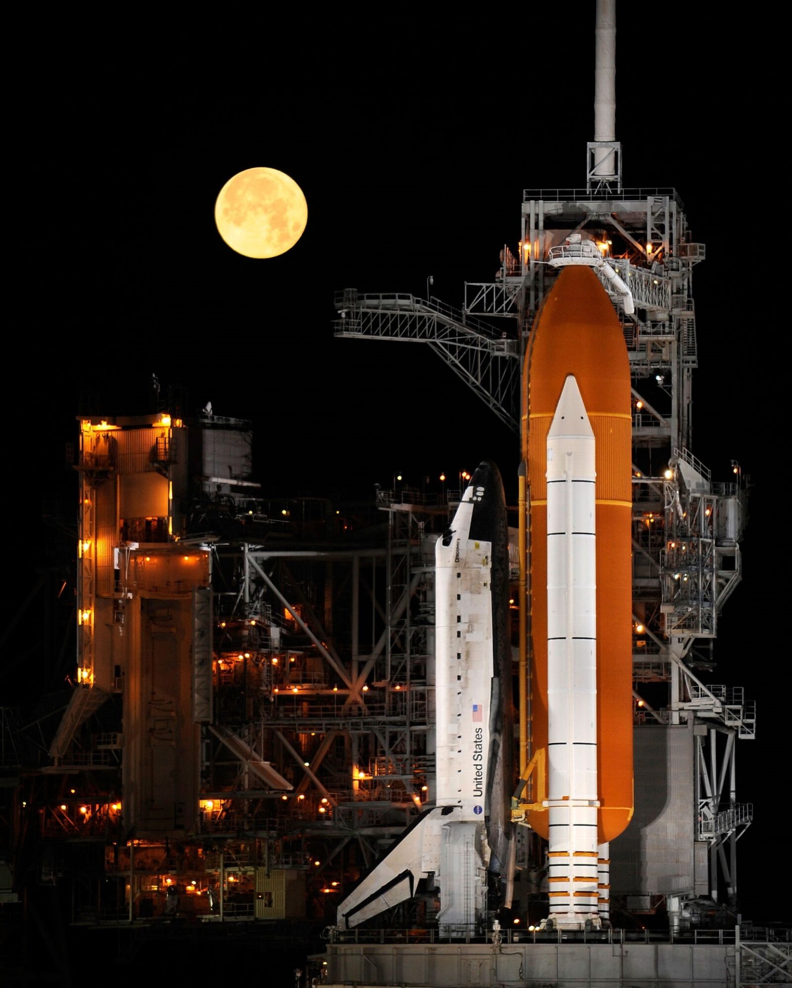 Nikon D3 sample photo. Space shuttle, discovery, night photography