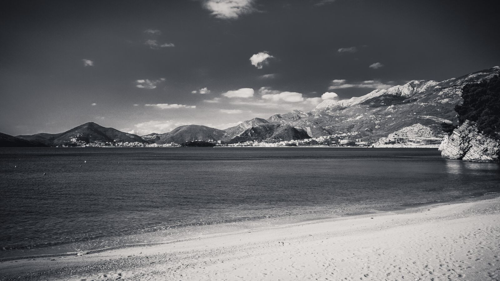 Nokia 808 PureView sample photo. Beach, black and white photography