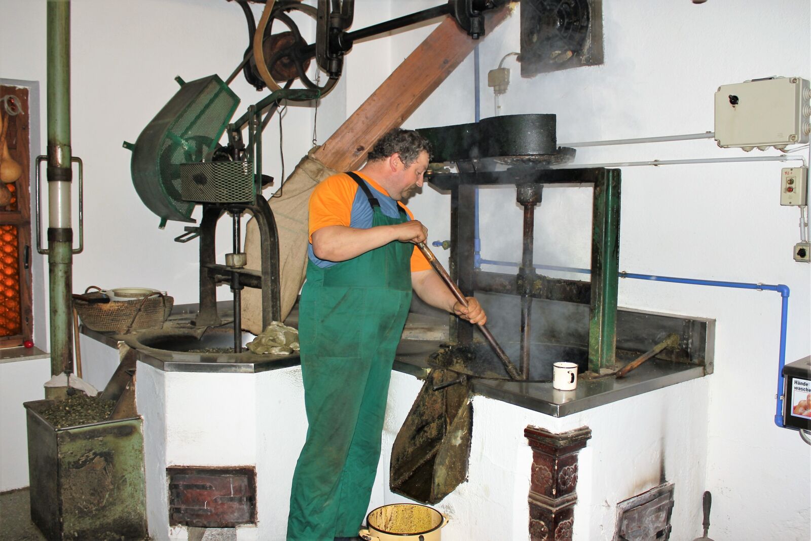 Canon EOS 550D (EOS Rebel T2i / EOS Kiss X4) sample photo. Working oil mill, manufacturing photography