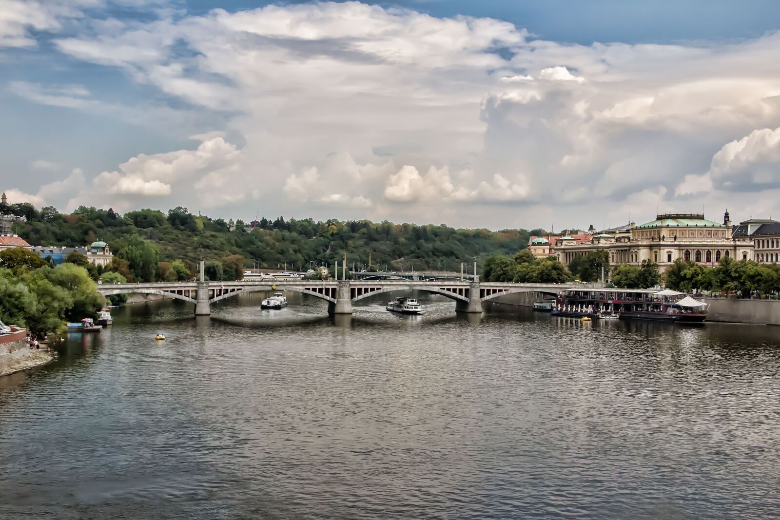 Canon EOS 600D (Rebel EOS T3i / EOS Kiss X5) sample photo. Prague, czech republic, river photography