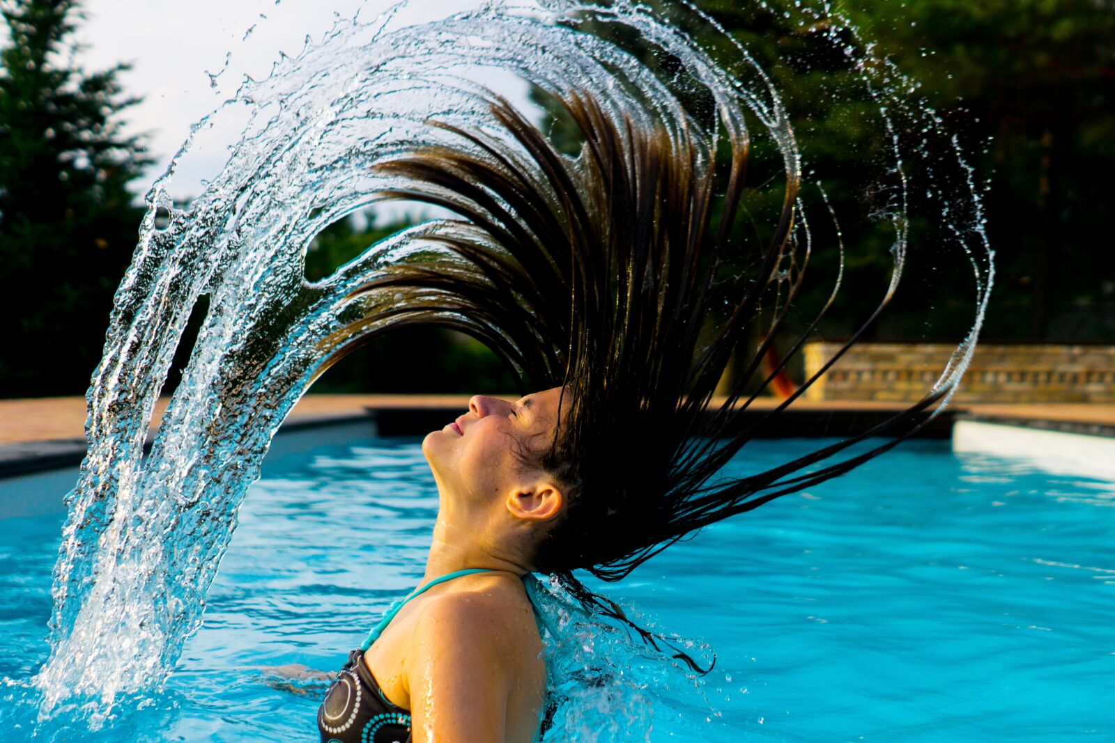 Sony FE 28mm F2 sample photo. Swimming pool, water, girl photography