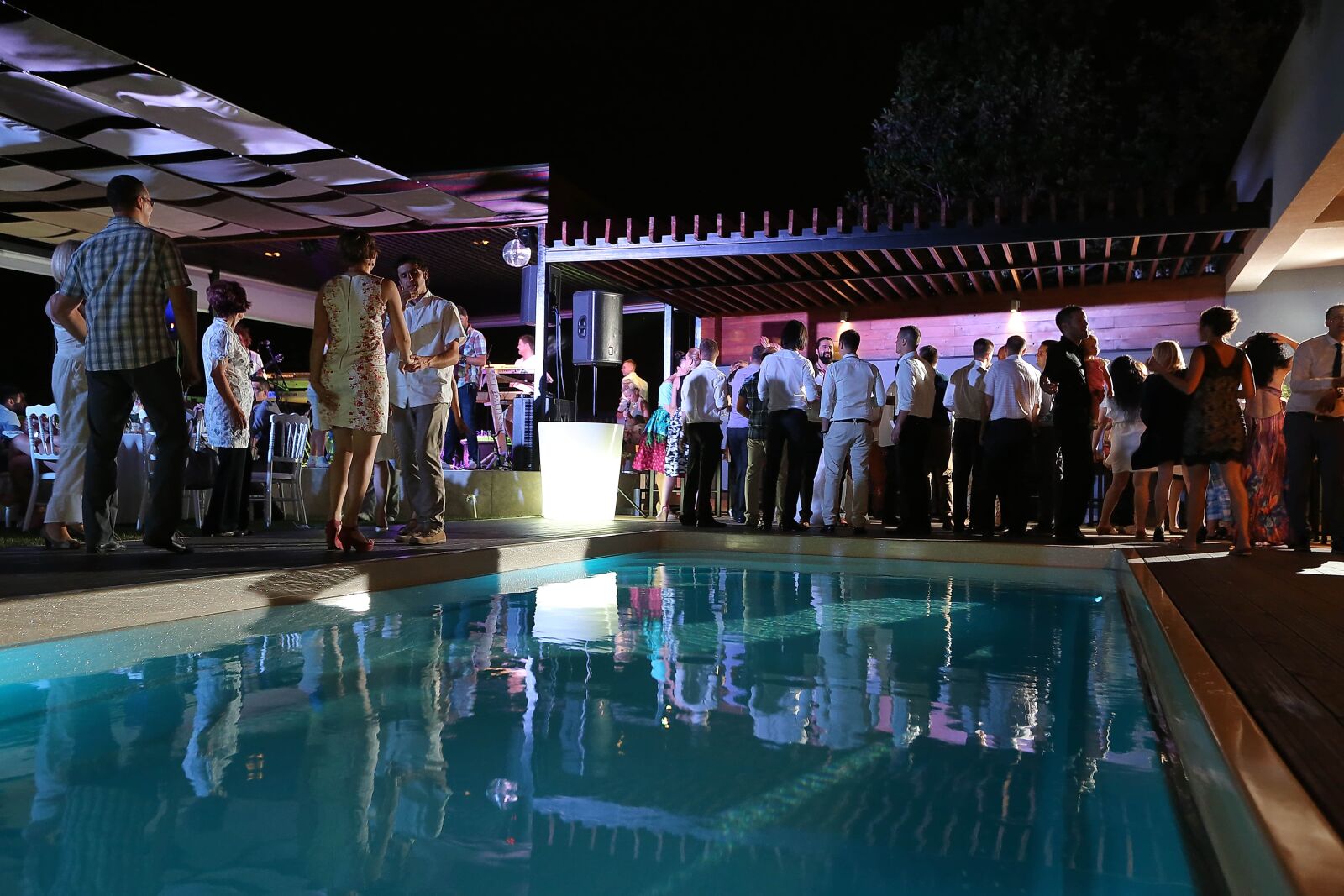 Canon EF 16-35mm F2.8L II USM sample photo. Meeting, nighttime, nightclub, crowd photography