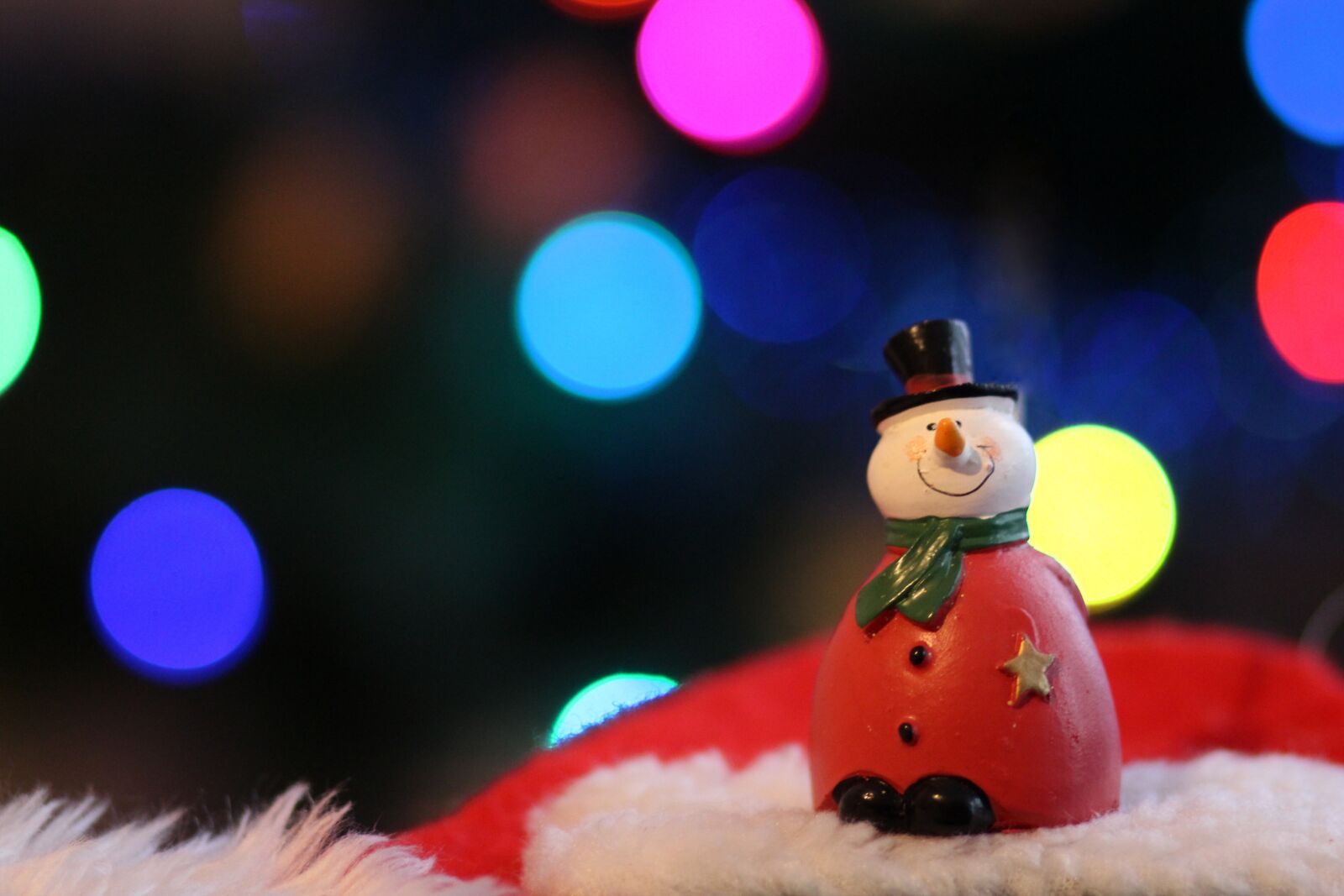Canon EOS 700D (EOS Rebel T5i / EOS Kiss X7i) + Canon EF 85mm F1.8 USM sample photo. Snowman, decoration, winter photography