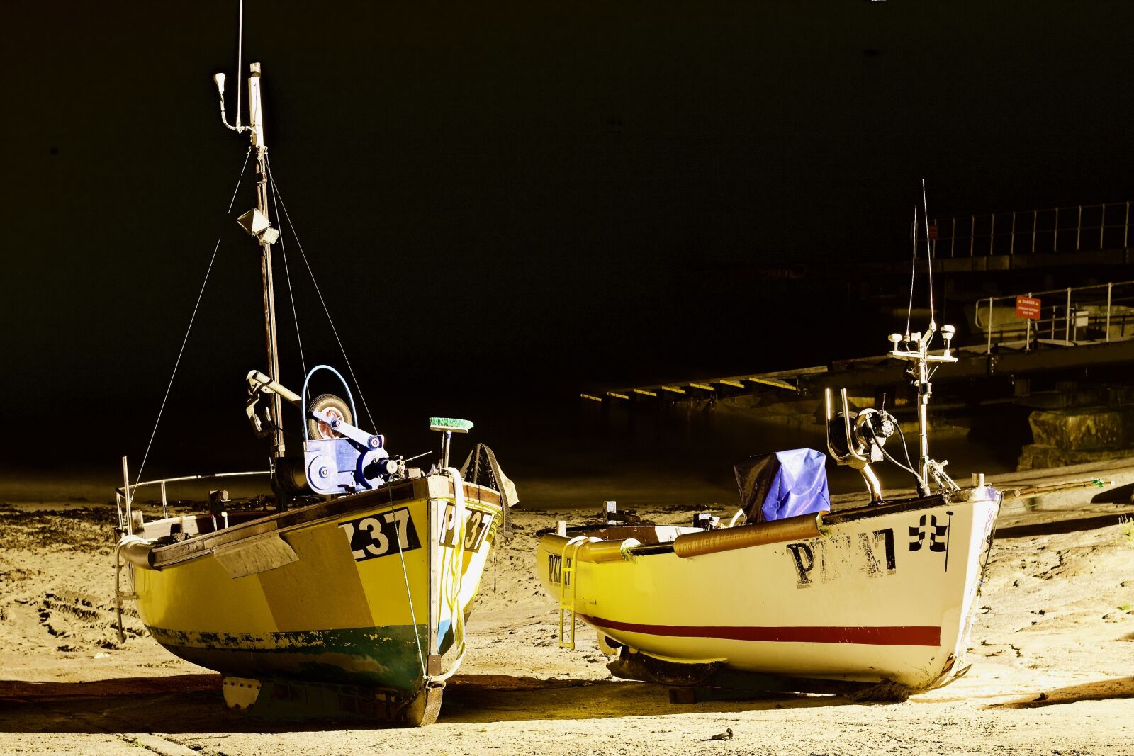 Canon EOS 1100D (EOS Rebel T3 / EOS Kiss X50) + Canon EF 50mm F1.8 STM sample photo. Boat, harbour, night photography