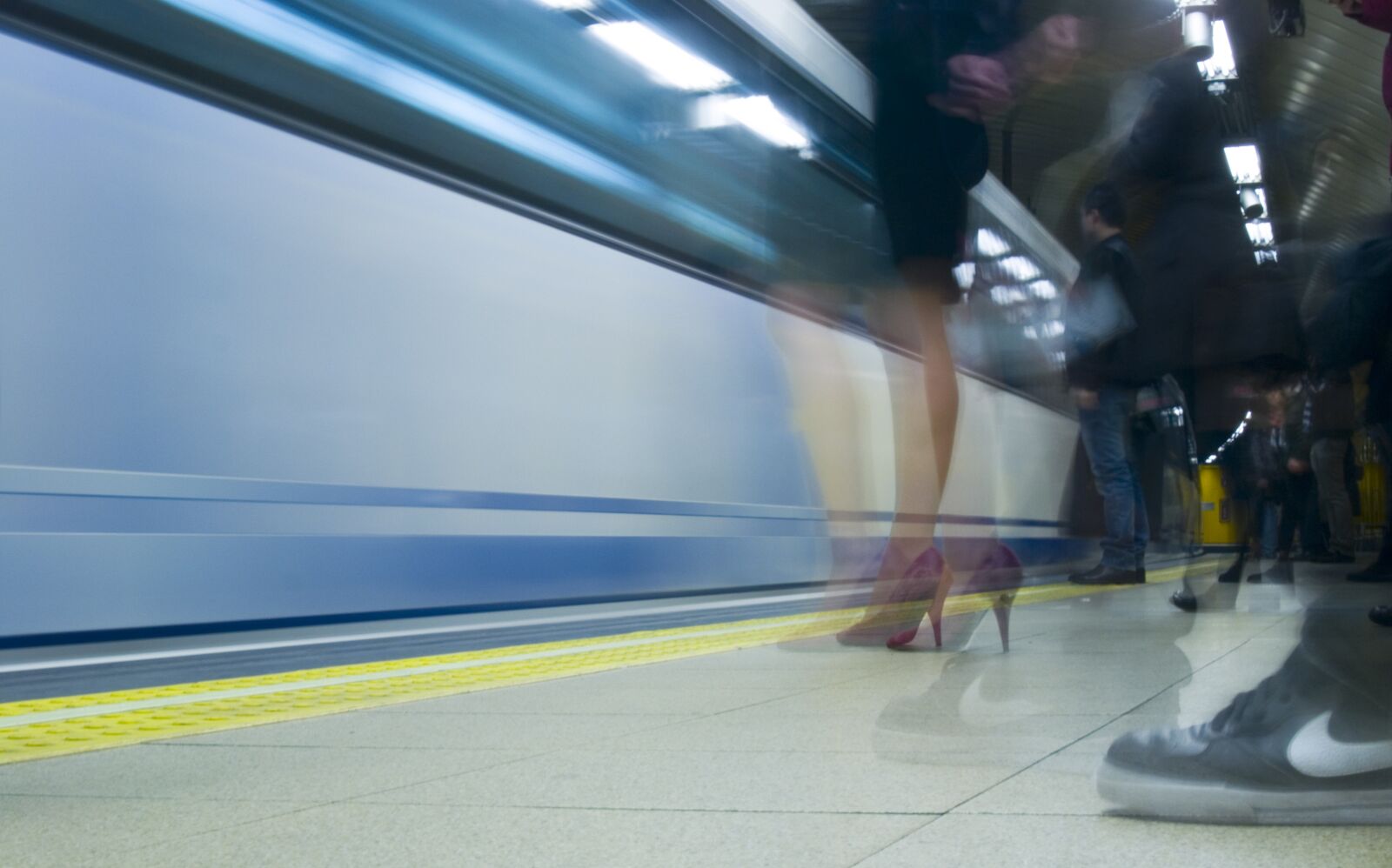 Olympus E-500 (EVOLT E-500) sample photo. Metro, movement, urban photography