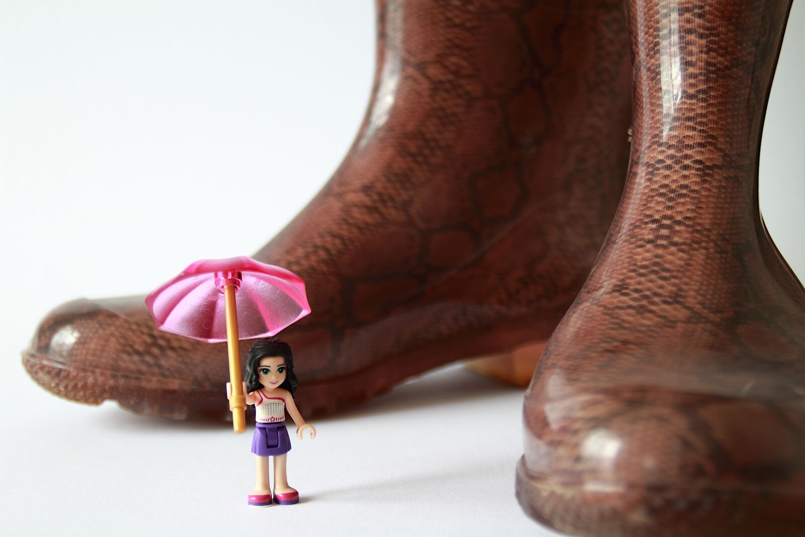 Canon EOS 100D (EOS Rebel SL1 / EOS Kiss X7) sample photo. Woman, umbrella, open umbrella photography