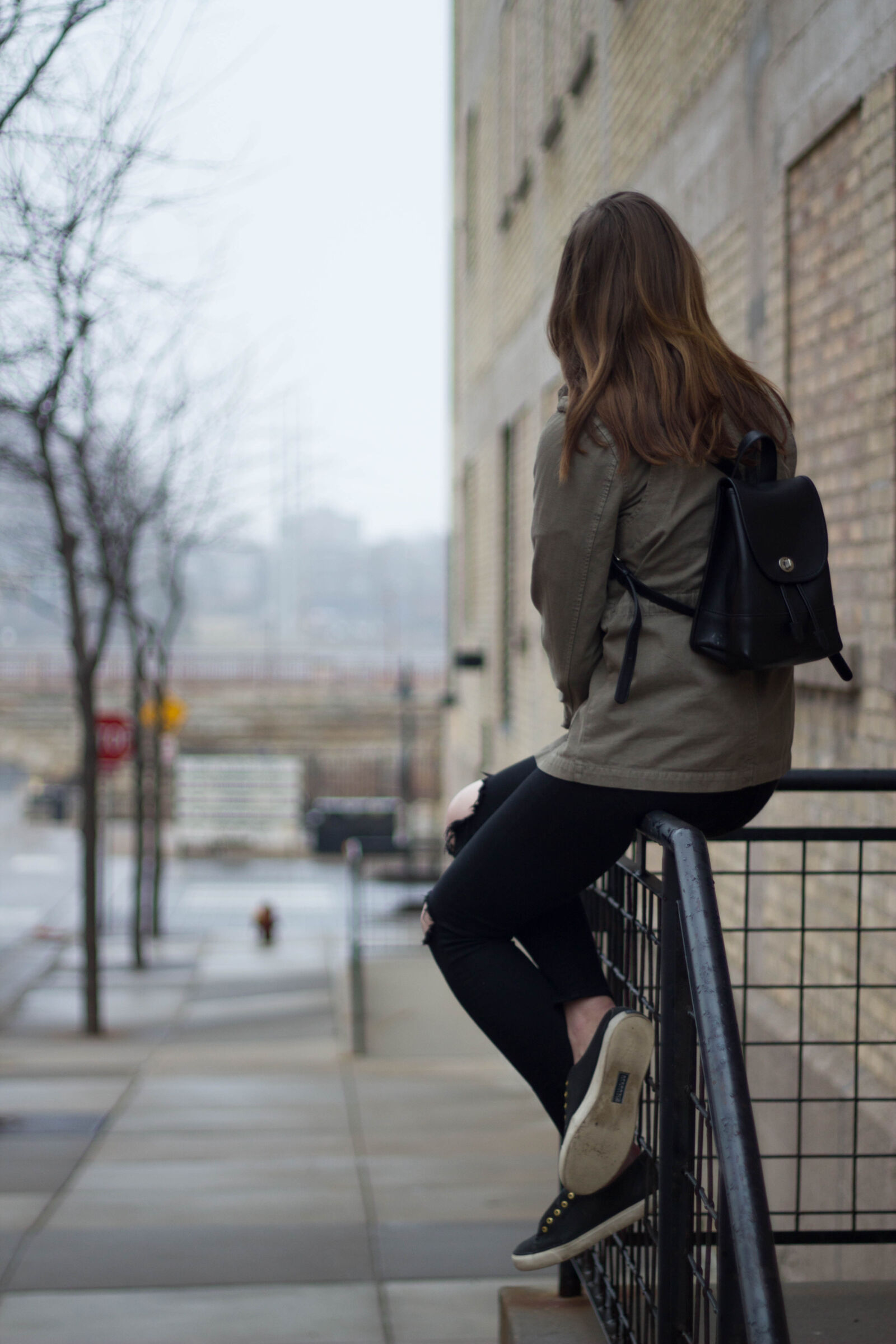 Canon EOS 550D (EOS Rebel T2i / EOS Kiss X4) sample photo. Backpack, blur, daylight, fashion photography