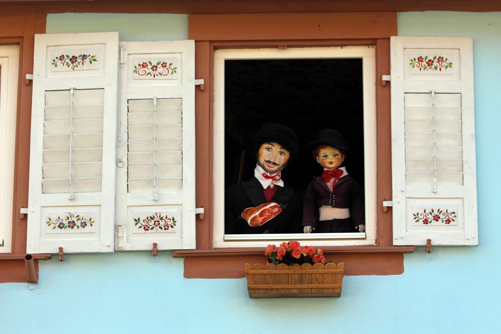 Canon EOS 700D (EOS Rebel T5i / EOS Kiss X7i) + Canon EF 70-300mm F4-5.6 IS USM sample photo. Window, alsace, doll photography