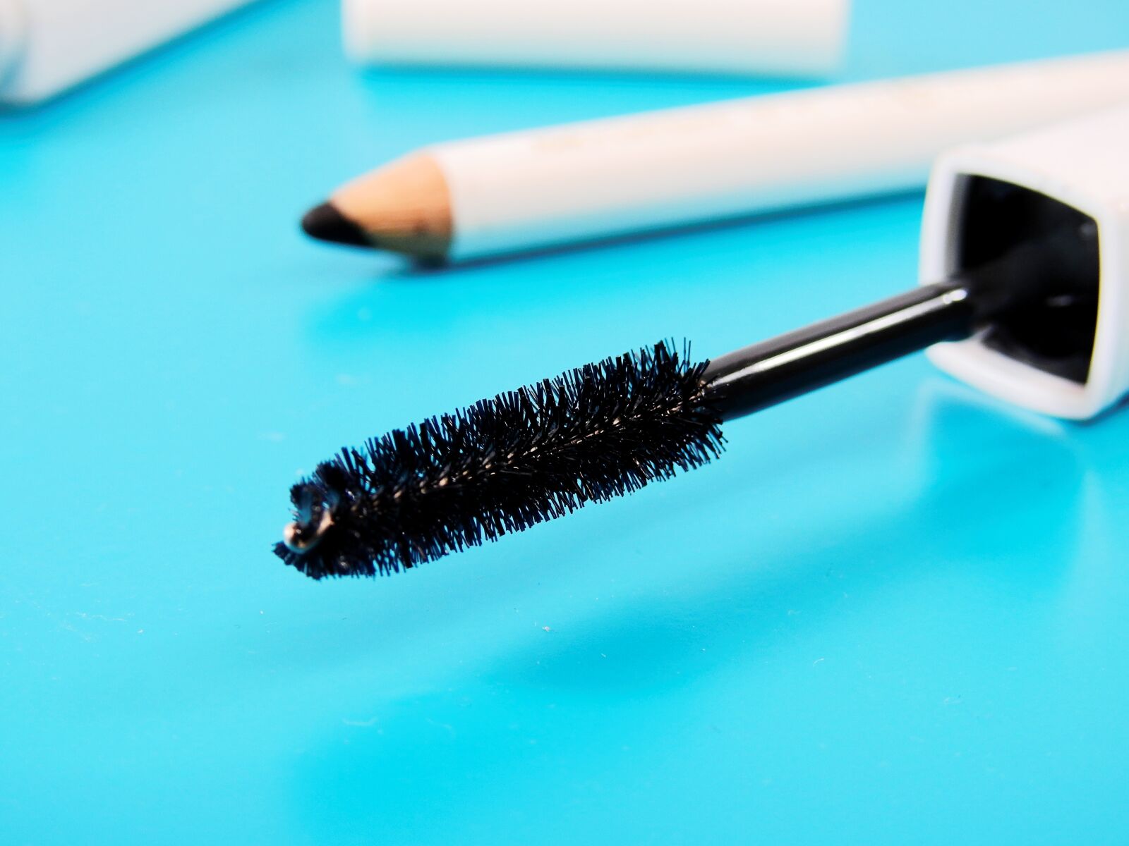 Nikon Coolpix P900 sample photo. Eyeliner, mascara, cosmetics photography