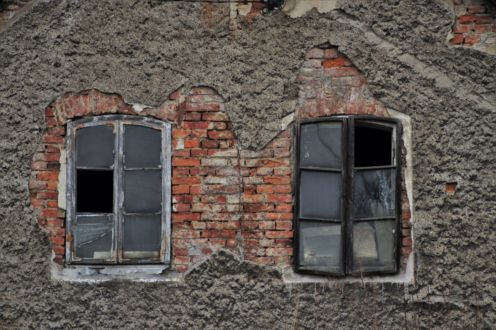 Canon EOS 80D sample photo. Old windows, plaster, lost photography