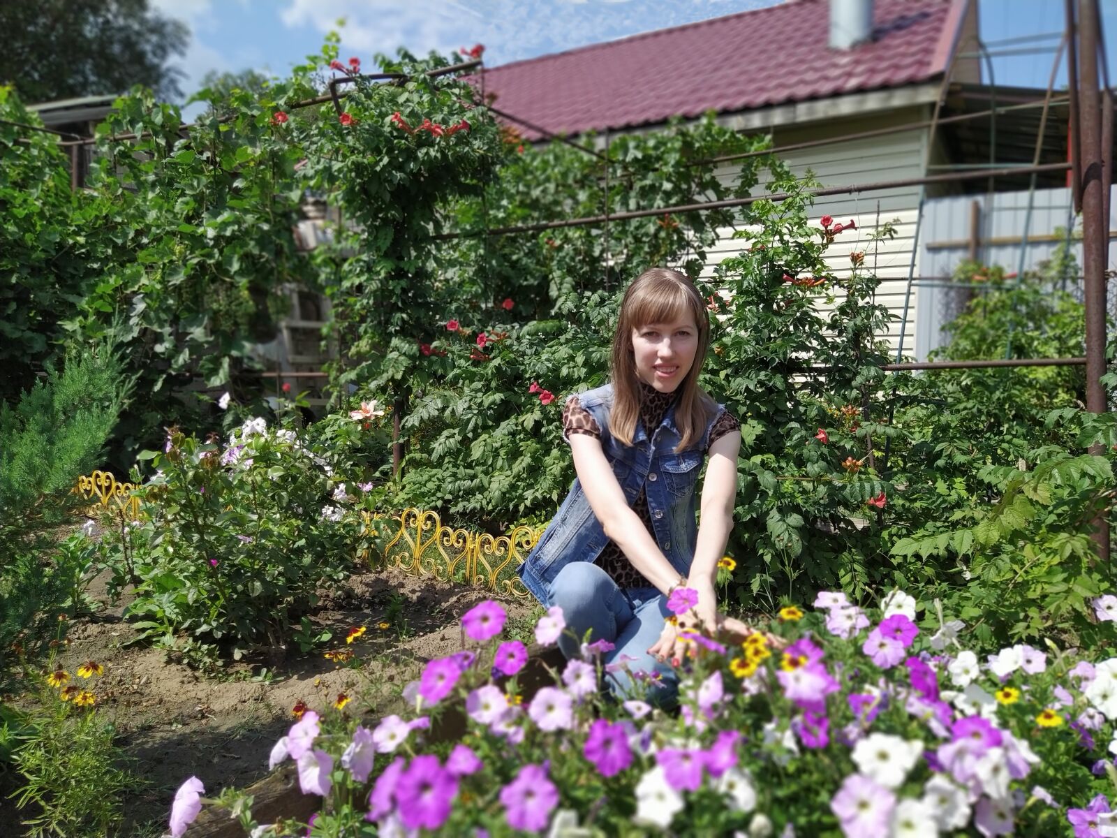 Xiaomi Redmi Note 7 sample photo. Girl, flowers, flower garden photography