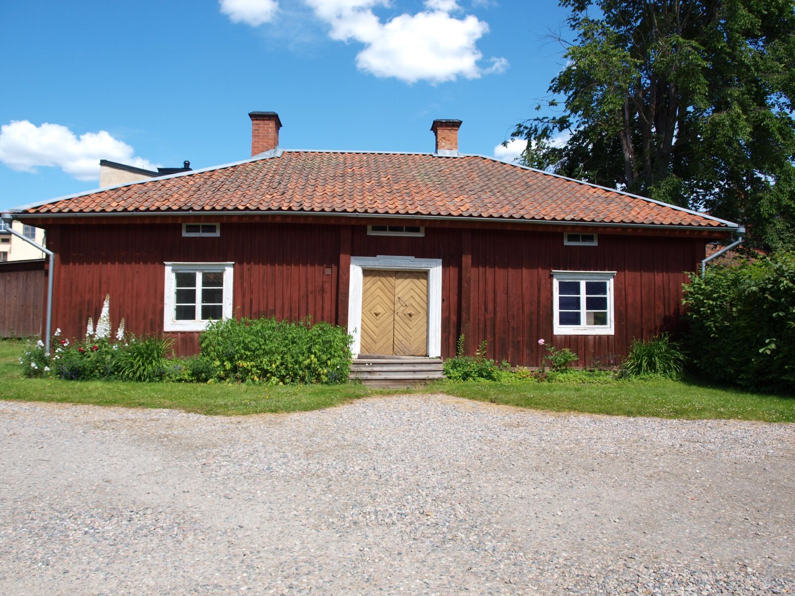 Olympus E-420 (EVOLT E-420) sample photo. Red cottage, summer, house photography