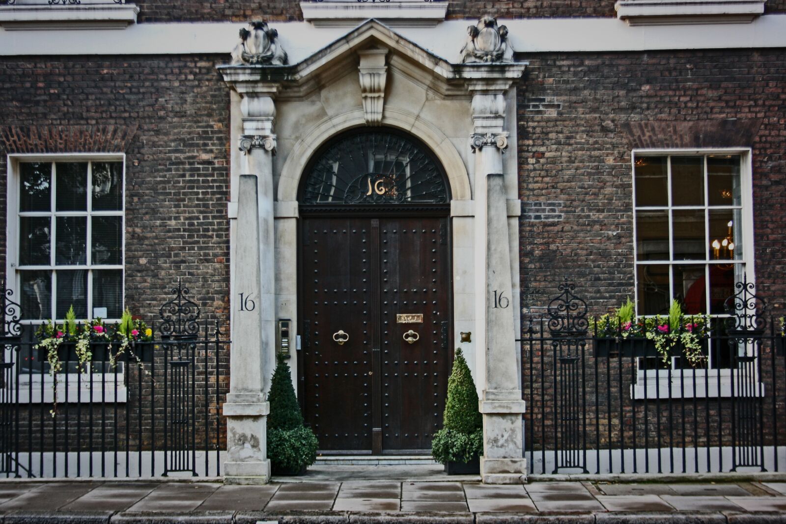 Canon EOS 400D (EOS Digital Rebel XTi / EOS Kiss Digital X) sample photo. House, london, architecture photography