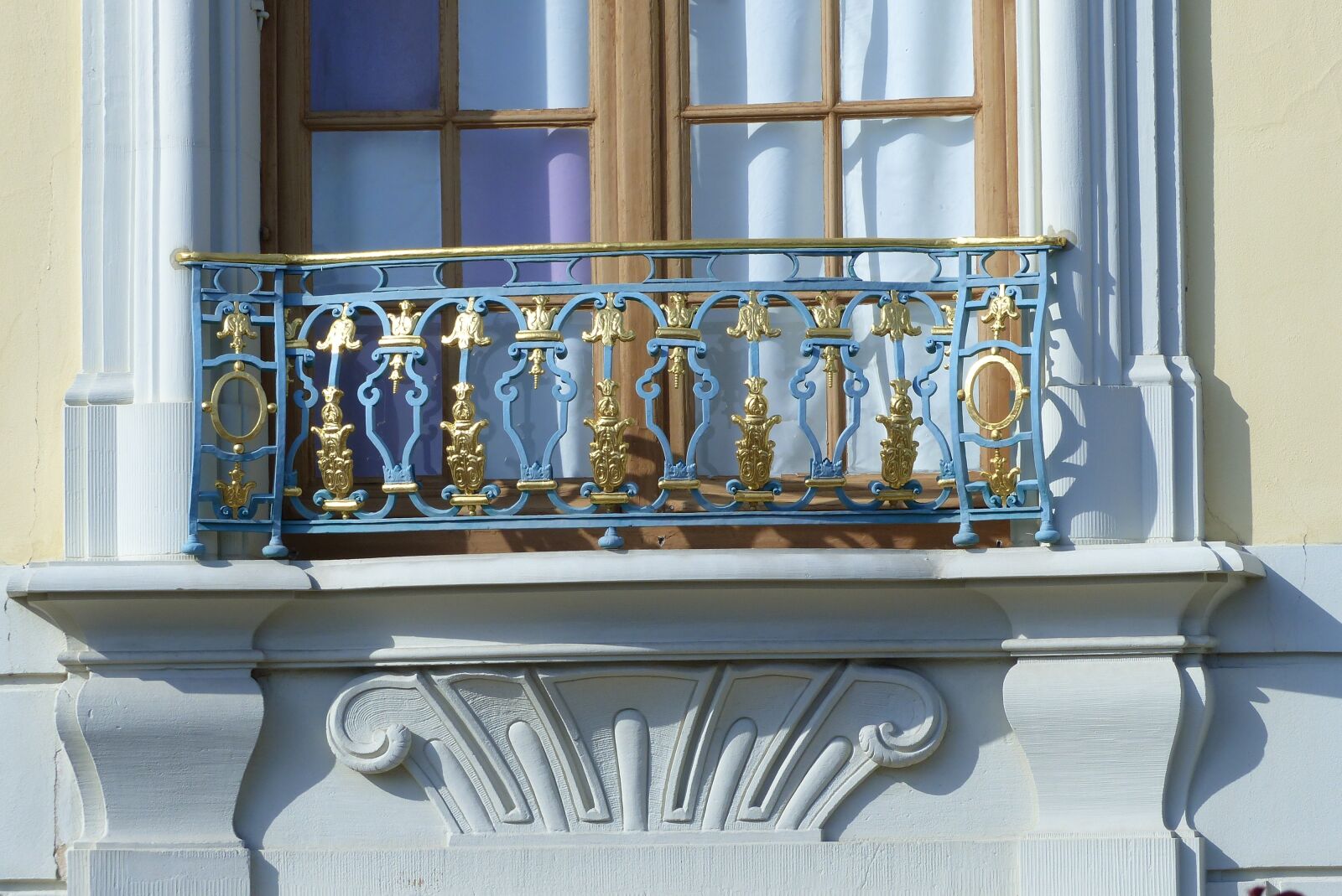 Panasonic Lumix DMC-FZ200 sample photo. Balcony, gold, sun photography