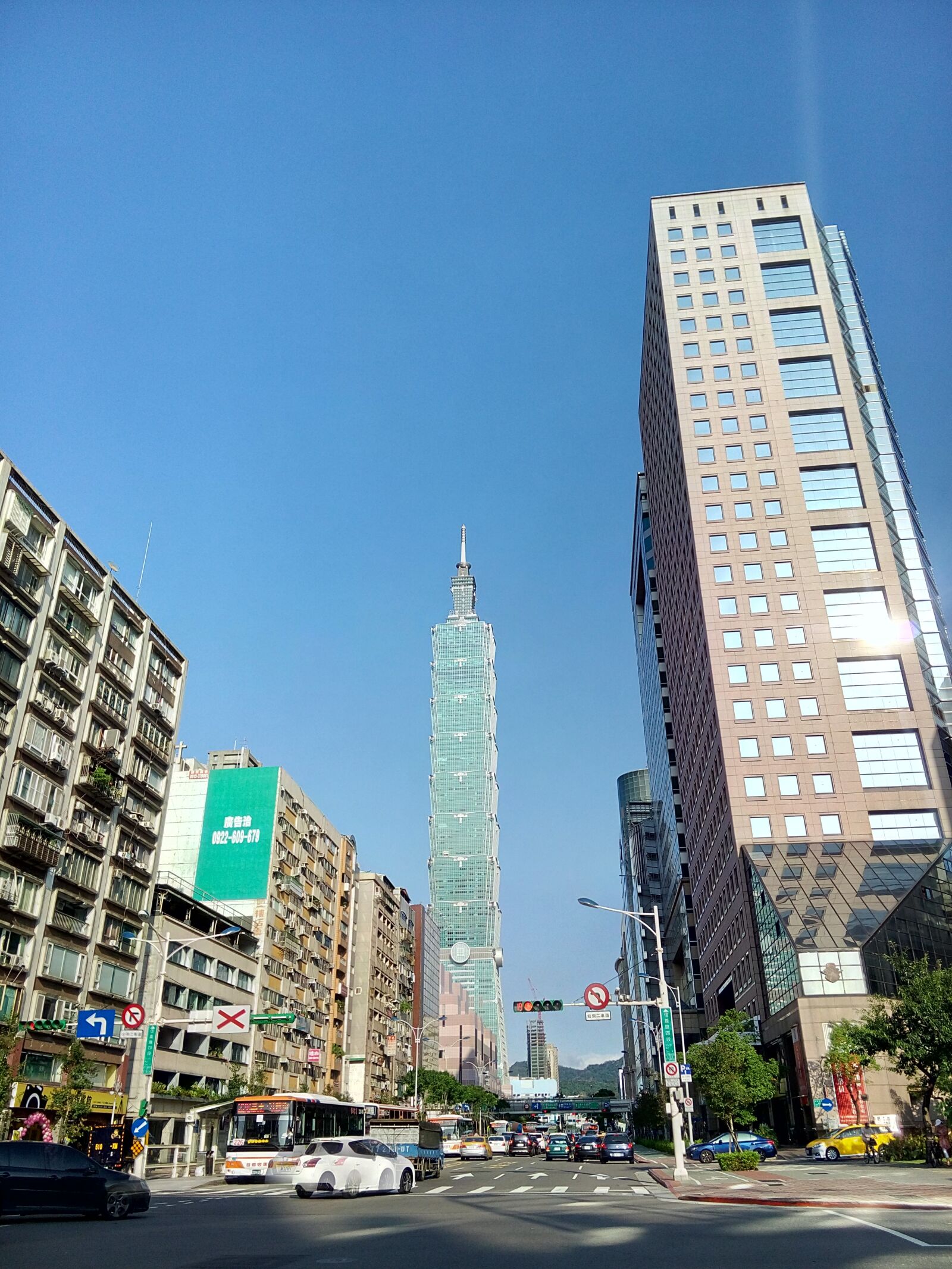 Meizu MX4 sample photo. Taiwan, taipei, xinyi commercial photography