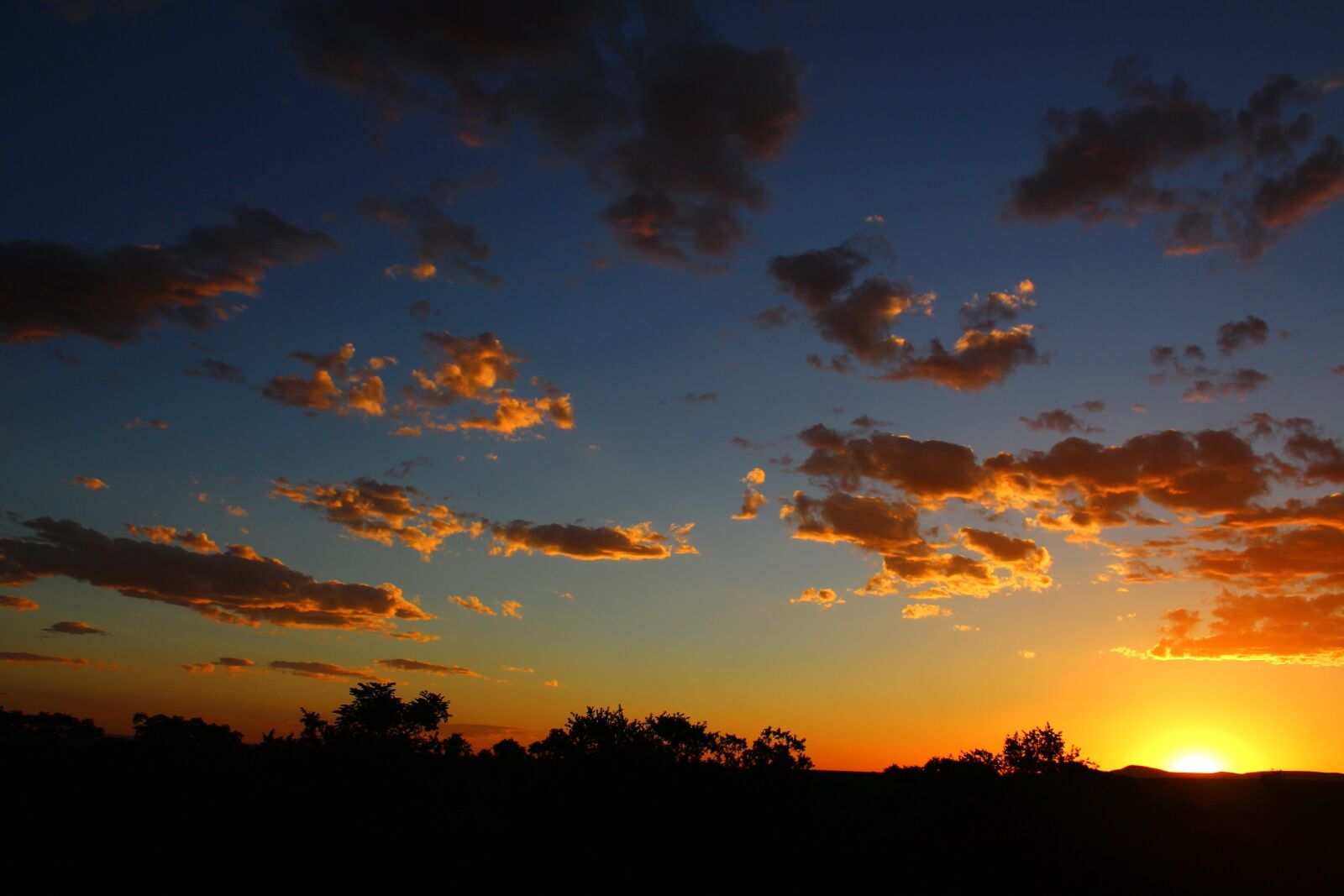 Canon EOS 1300D (EOS Rebel T6 / EOS Kiss X80) sample photo. Sunset, dawn, nature photography